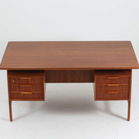 Omann Jun（オーマン・ユン）によるデザインで、同社から製造された両袖デスク「Model 75」です。チーク材の温かみある木目と、滑らかなエッジを描く天板ラインが美しく、北欧家具らしい上質な佇まいを感じさせます。左右に3段ずつ備えた引き出しは、実用性に優れながらも取手のデザインがアクセントとなっており、職人の細やかな技術が光ります。背面にも収納スペースが設けられており、空間の中央に置いても絵になる仕上がりです。ワークスペースや書斎に品格を添える、北欧ビンテージの名品デスクです。