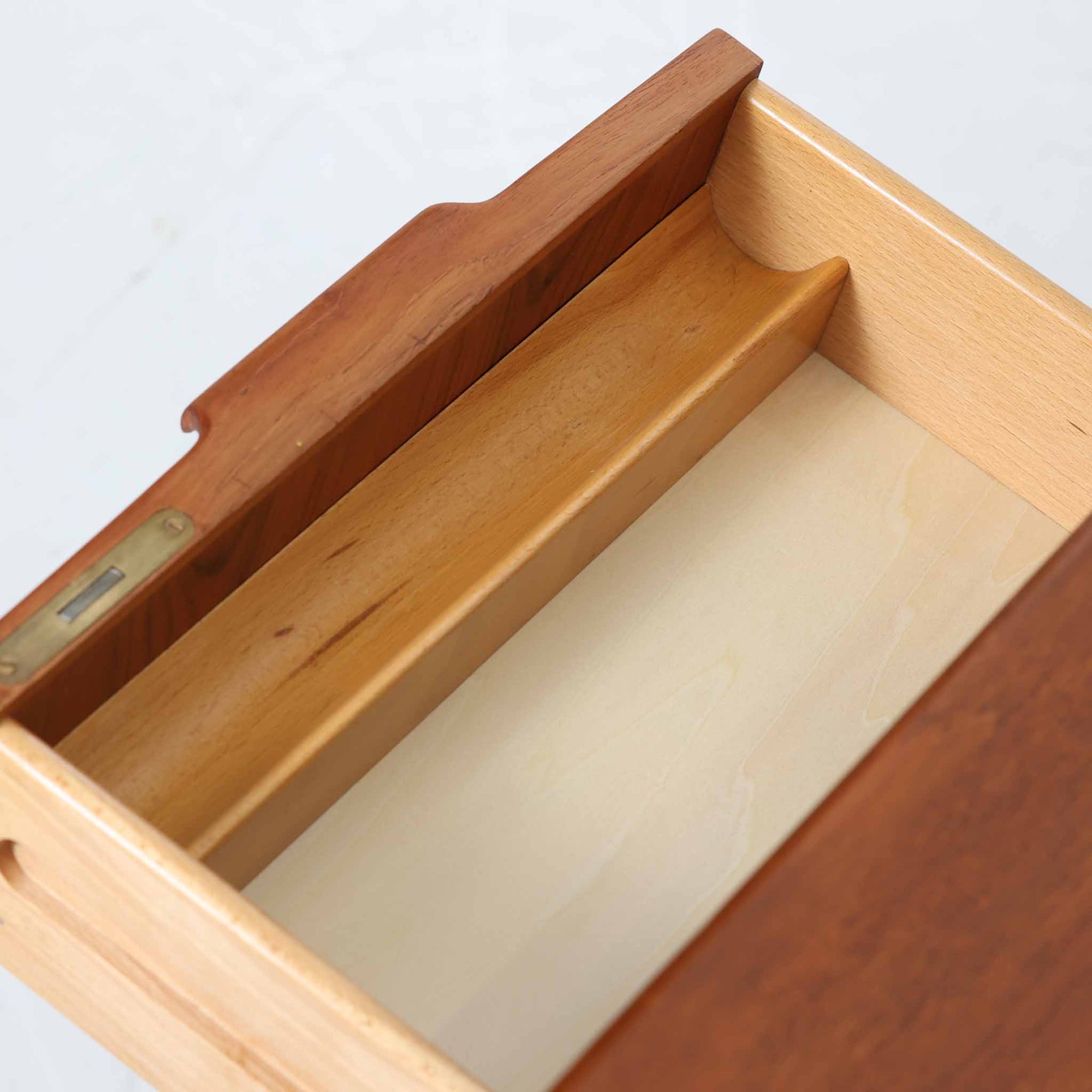 Omann Jun（オーマン・ユン）によるデザインで、同社から製造された両袖デスク「Model 75」です。チーク材の温かみある木目と、滑らかなエッジを描く天板ラインが美しく、北欧家具らしい上質な佇まいを感じさせます。左右に3段ずつ備えた引き出しは、実用性に優れながらも取手のデザインがアクセントとなっており、職人の細やかな技術が光ります。背面にも収納スペースが設けられており、空間の中央に置いても絵になる仕上がりです。ワークスペースや書斎に品格を添える、北欧ビンテージの名品デスクです。