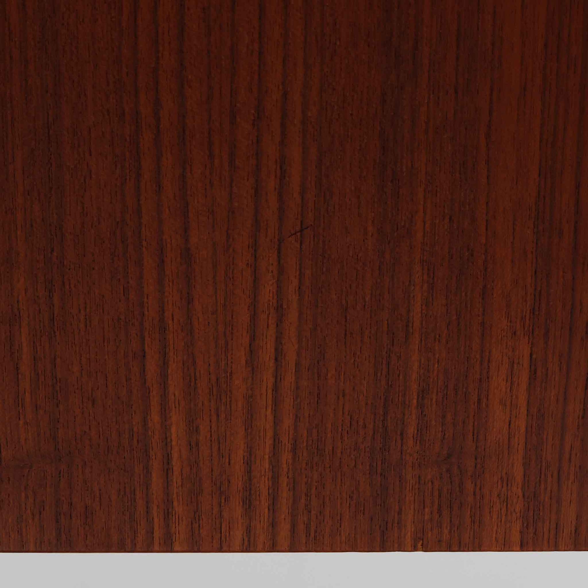 Omann Jun（オーマン・ユン）によるデザインで、同社から製造された両袖デスク「Model 75」です。チーク材の温かみある木目と、滑らかなエッジを描く天板ラインが美しく、北欧家具らしい上質な佇まいを感じさせます。左右に3段ずつ備えた引き出しは、実用性に優れながらも取手のデザインがアクセントとなっており、職人の細やかな技術が光ります。背面にも収納スペースが設けられており、空間の中央に置いても絵になる仕上がりです。ワークスペースや書斎に品格を添える、北欧ビンテージの名品デスクです。