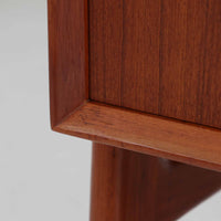 Omann Jun（オーマン・ユン）によるデザインで、同社から製造された両袖デスク「Model 75」です。チーク材の温かみある木目と、滑らかなエッジを描く天板ラインが美しく、北欧家具らしい上質な佇まいを感じさせます。左右に3段ずつ備えた引き出しは、実用性に優れながらも取手のデザインがアクセントとなっており、職人の細やかな技術が光ります。背面にも収納スペースが設けられており、空間の中央に置いても絵になる仕上がりです。ワークスペースや書斎に品格を添える、北欧ビンテージの名品デスクです。