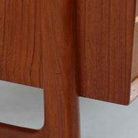 Omann Jun（オーマン・ユン）によるデザインで、同社から製造された両袖デスク「Model 75」です。チーク材の温かみある木目と、滑らかなエッジを描く天板ラインが美しく、北欧家具らしい上質な佇まいを感じさせます。左右に3段ずつ備えた引き出しは、実用性に優れながらも取手のデザインがアクセントとなっており、職人の細やかな技術が光ります。背面にも収納スペースが設けられており、空間の中央に置いても絵になる仕上がりです。ワークスペースや書斎に品格を添える、北欧ビンテージの名品デスクです。