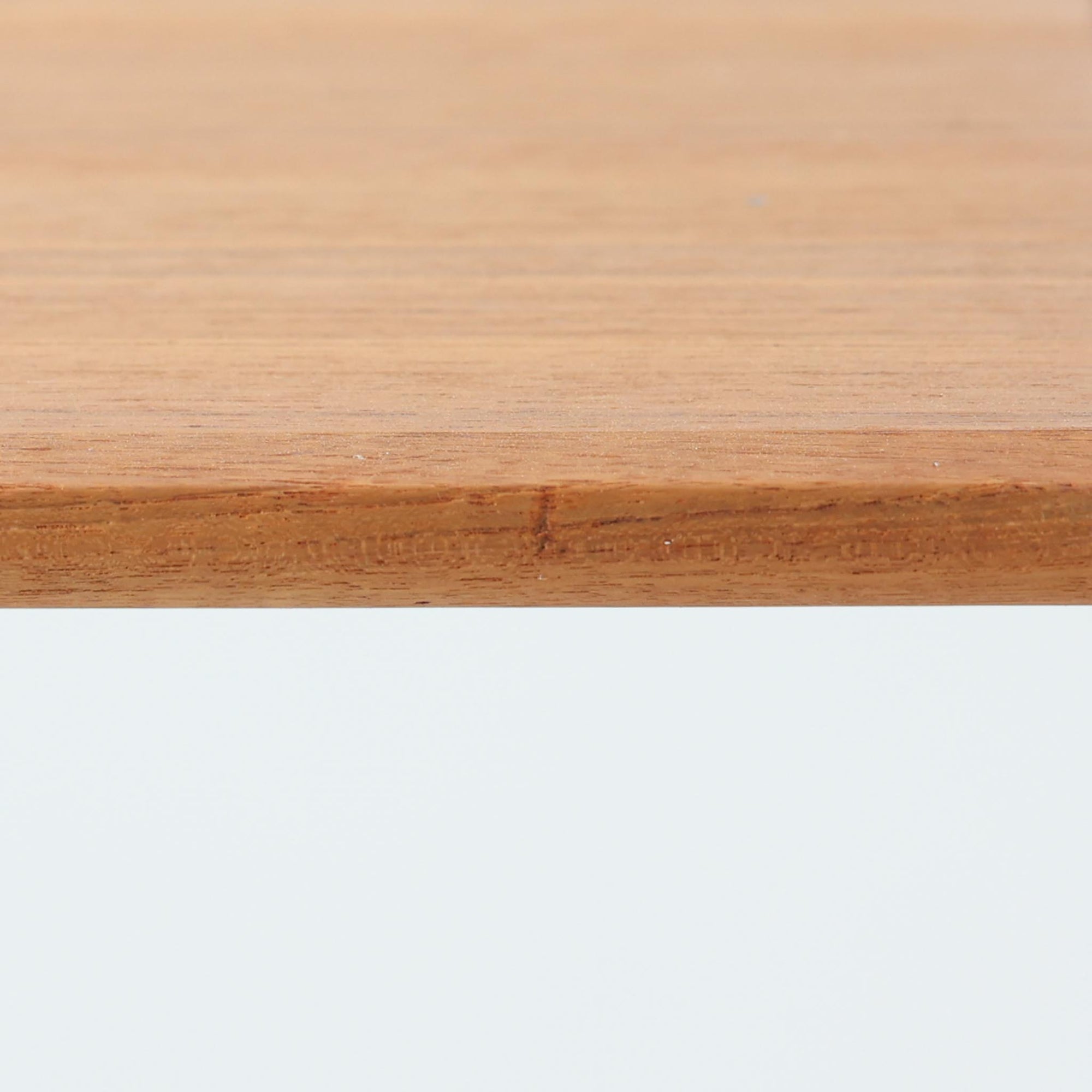 北欧らしい実用性と素材の良さが感じられる正方形エクステンションテーブルです。天板には良質なチーク材が用いられ、赤みのある木目と滑らかな手触りが、経年変化による深みとともに味わいを増しています。通常時はコンパクトなサイズ感で使いやすく、左右の補助天板を引き出すことで来客時や食事人数に応じて柔軟に対応できる構造です。脚部は細身で圧迫感がなく、幕板の緩やかな曲線が全体にやわらかな印象を与え、ダイニングはもちろんワークテーブルとしてもおすすめです。