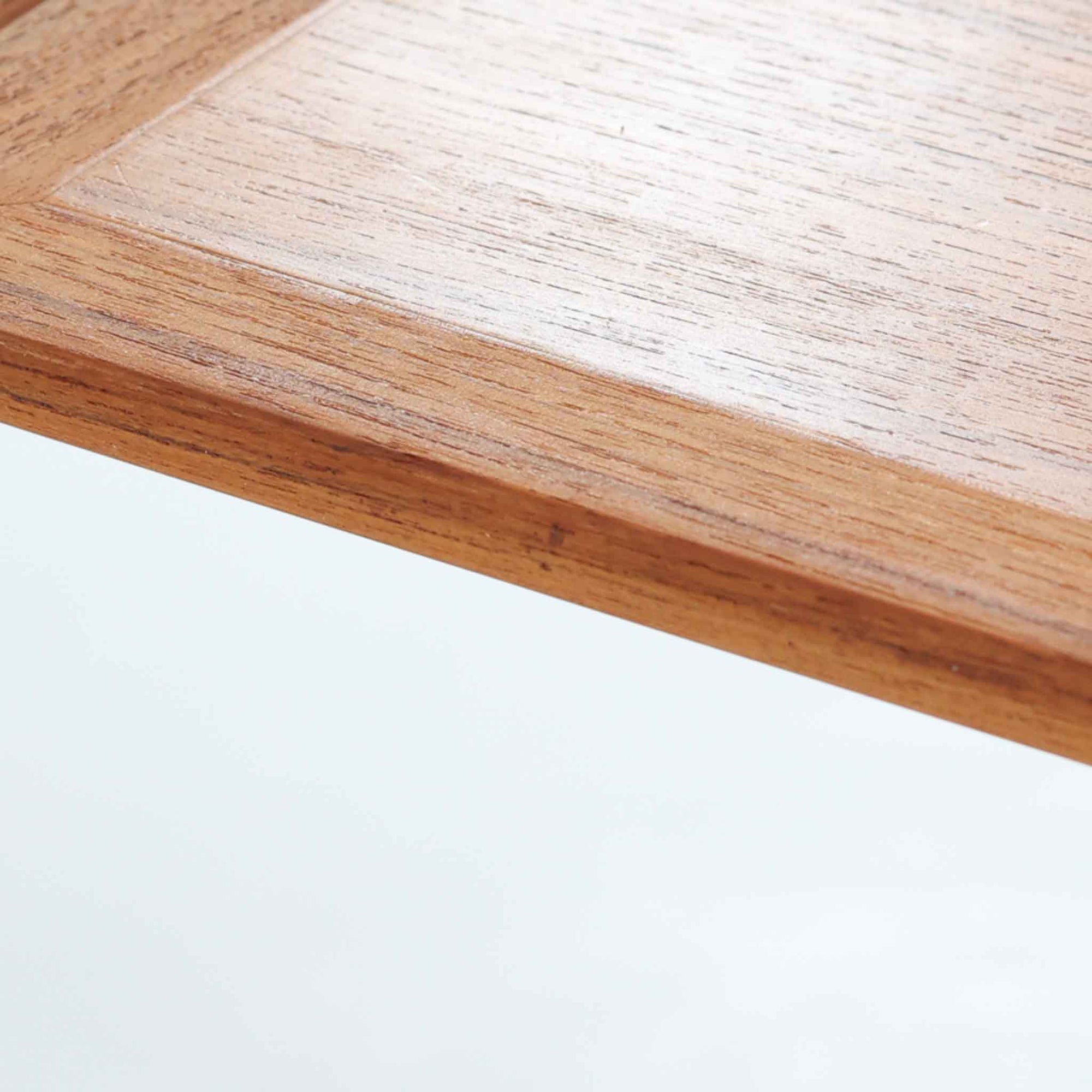 北欧らしい実用性と素材の良さが感じられる正方形エクステンションテーブルです。天板には良質なチーク材が用いられ、赤みのある木目と滑らかな手触りが、経年変化による深みとともに味わいを増しています。通常時はコンパクトなサイズ感で使いやすく、左右の補助天板を引き出すことで来客時や食事人数に応じて柔軟に対応できる構造です。脚部は細身で圧迫感がなく、幕板の緩やかな曲線が全体にやわらかな印象を与え、ダイニングはもちろんワークテーブルとしてもおすすめです。