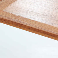 北欧らしい実用性と素材の良さが感じられる正方形エクステンションテーブルです。天板には良質なチーク材が用いられ、赤みのある木目と滑らかな手触りが、経年変化による深みとともに味わいを増しています。通常時はコンパクトなサイズ感で使いやすく、左右の補助天板を引き出すことで来客時や食事人数に応じて柔軟に対応できる構造です。脚部は細身で圧迫感がなく、幕板の緩やかな曲線が全体にやわらかな印象を与え、ダイニングはもちろんワークテーブルとしてもおすすめです。