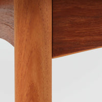 北欧らしい実用性と素材の良さが感じられる正方形エクステンションテーブルです。天板には良質なチーク材が用いられ、赤みのある木目と滑らかな手触りが、経年変化による深みとともに味わいを増しています。通常時はコンパクトなサイズ感で使いやすく、左右の補助天板を引き出すことで来客時や食事人数に応じて柔軟に対応できる構造です。脚部は細身で圧迫感がなく、幕板の緩やかな曲線が全体にやわらかな印象を与え、ダイニングはもちろんワークテーブルとしてもおすすめです。