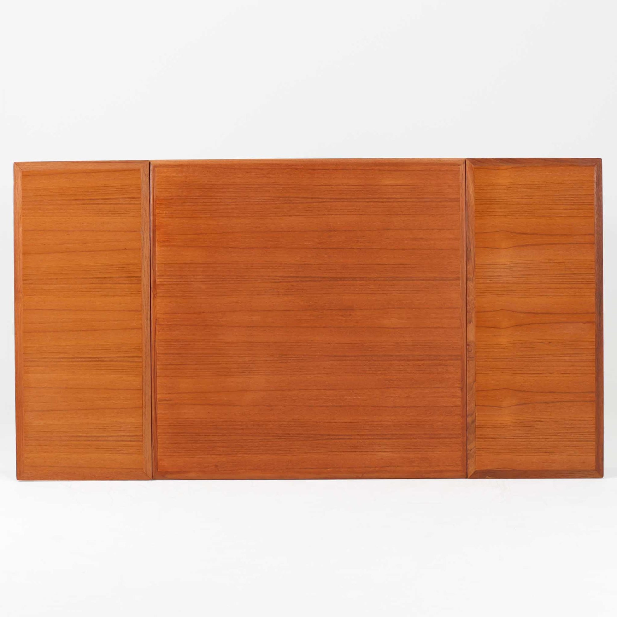 北欧らしい実用性と素材の良さが感じられる正方形エクステンションテーブルです。天板には良質なチーク材が用いられ、赤みのある木目と滑らかな手触りが、経年変化による深みとともに味わいを増しています。通常時はコンパクトなサイズ感で使いやすく、左右の補助天板を引き出すことで来客時や食事人数に応じて柔軟に対応できる構造です。脚部は細身で圧迫感がなく、幕板の緩やかな曲線が全体にやわらかな印象を与え、ダイニングはもちろんワークテーブルとしてもおすすめです。