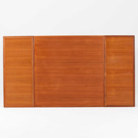 北欧らしい実用性と素材の良さが感じられる正方形エクステンションテーブルです。天板には良質なチーク材が用いられ、赤みのある木目と滑らかな手触りが、経年変化による深みとともに味わいを増しています。通常時はコンパクトなサイズ感で使いやすく、左右の補助天板を引き出すことで来客時や食事人数に応じて柔軟に対応できる構造です。脚部は細身で圧迫感がなく、幕板の緩やかな曲線が全体にやわらかな印象を与え、ダイニングはもちろんワークテーブルとしてもおすすめです。