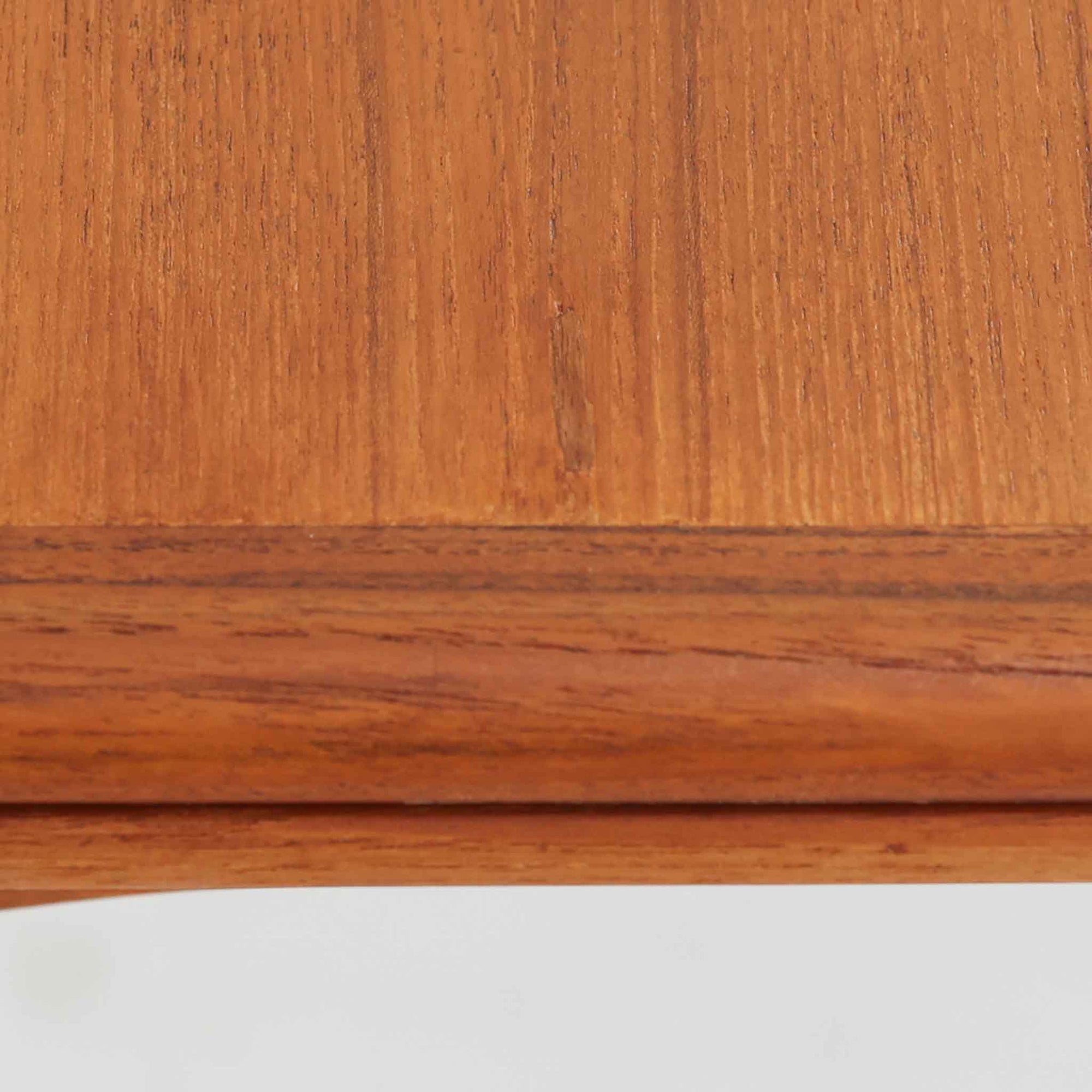 北欧らしい実用性と素材の良さが感じられる正方形エクステンションテーブルです。天板には良質なチーク材が用いられ、赤みのある木目と滑らかな手触りが、経年変化による深みとともに味わいを増しています。通常時はコンパクトなサイズ感で使いやすく、左右の補助天板を引き出すことで来客時や食事人数に応じて柔軟に対応できる構造です。脚部は細身で圧迫感がなく、幕板の緩やかな曲線が全体にやわらかな印象を与え、ダイニングはもちろんワークテーブルとしてもおすすめです。