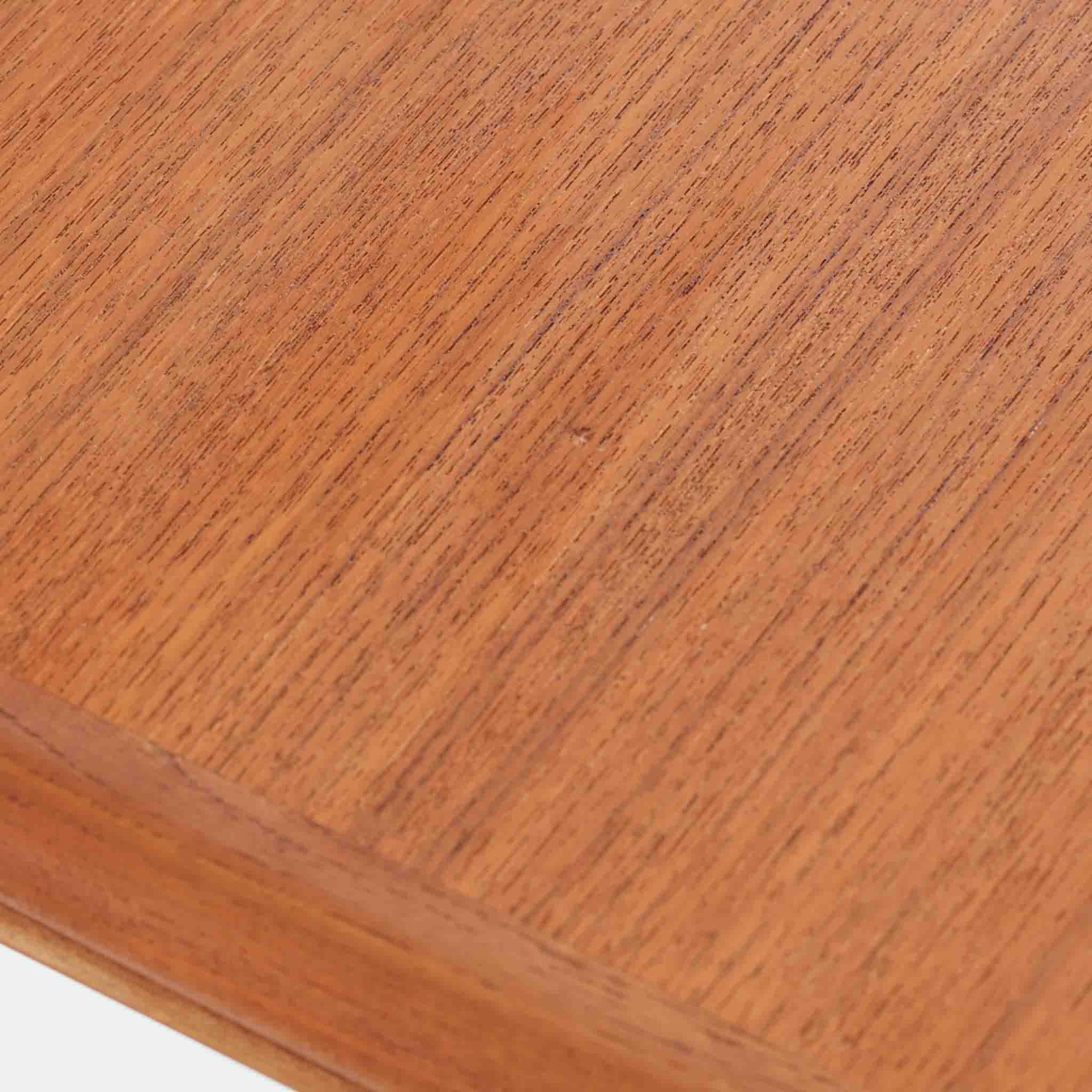 北欧らしい実用性と素材の良さが感じられる正方形エクステンションテーブルです。天板には良質なチーク材が用いられ、赤みのある木目と滑らかな手触りが、経年変化による深みとともに味わいを増しています。通常時はコンパクトなサイズ感で使いやすく、左右の補助天板を引き出すことで来客時や食事人数に応じて柔軟に対応できる構造です。脚部は細身で圧迫感がなく、幕板の緩やかな曲線が全体にやわらかな印象を与え、ダイニングはもちろんワークテーブルとしてもおすすめです。