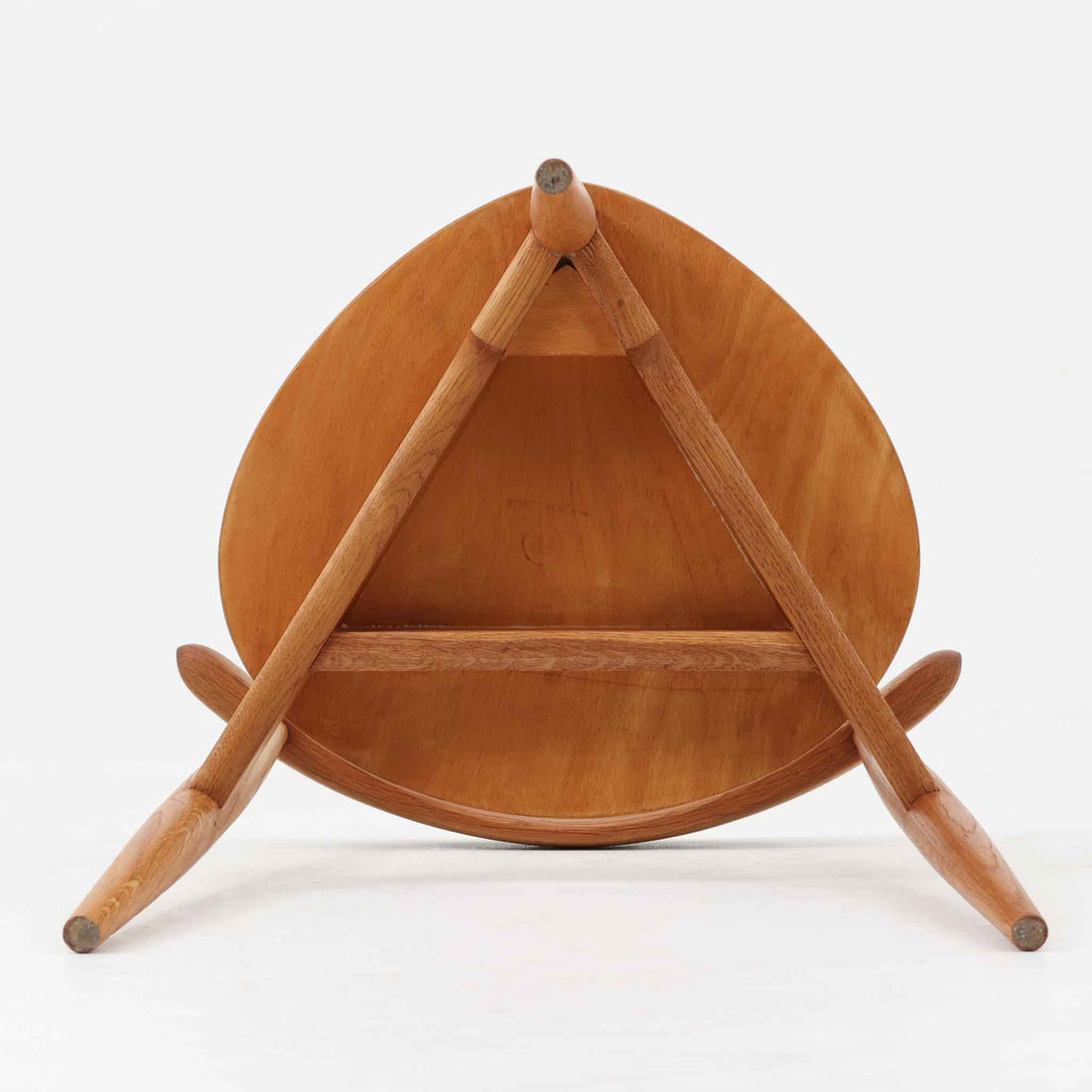 Hans J. Wegnerがデザインし、Fritz Hansen社より発表されたFH4103チェアは、三角形に近い座面と滑らかな曲線を描く笠木が特徴の北欧ビンテージ家具です。フレームには堅牢なオーク材、座面には温かみあるチーク材を組み合わせ、素材のコントラストが美しいバランスを生み出しています。彫刻的なフォルムながら軽やかで実用的な構造は、ダイニングチェアとしてはもちろん、空間のアクセントピースとしても存在感を放ちます。経年による木肌の深い風合いが、ビンテージならではの魅力を引き立てています。
