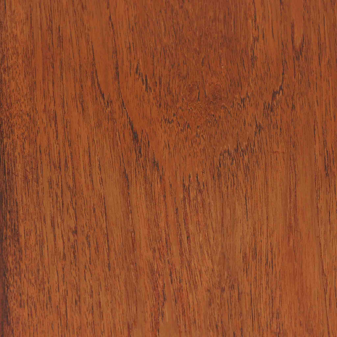Hans J. Wegnerがデザインし、Fritz Hansen社より発表されたFH4103チェアは、三角形に近い座面と滑らかな曲線を描く笠木が特徴の北欧ビンテージ家具です。フレームには堅牢なオーク材、座面には温かみあるチーク材を組み合わせ、素材のコントラストが美しいバランスを生み出しています。彫刻的なフォルムながら軽やかで実用的な構造は、ダイニングチェアとしてはもちろん、空間のアクセントピースとしても存在感を放ちます。経年による木肌の深い風合いが、ビンテージならではの魅力を引き立てています。