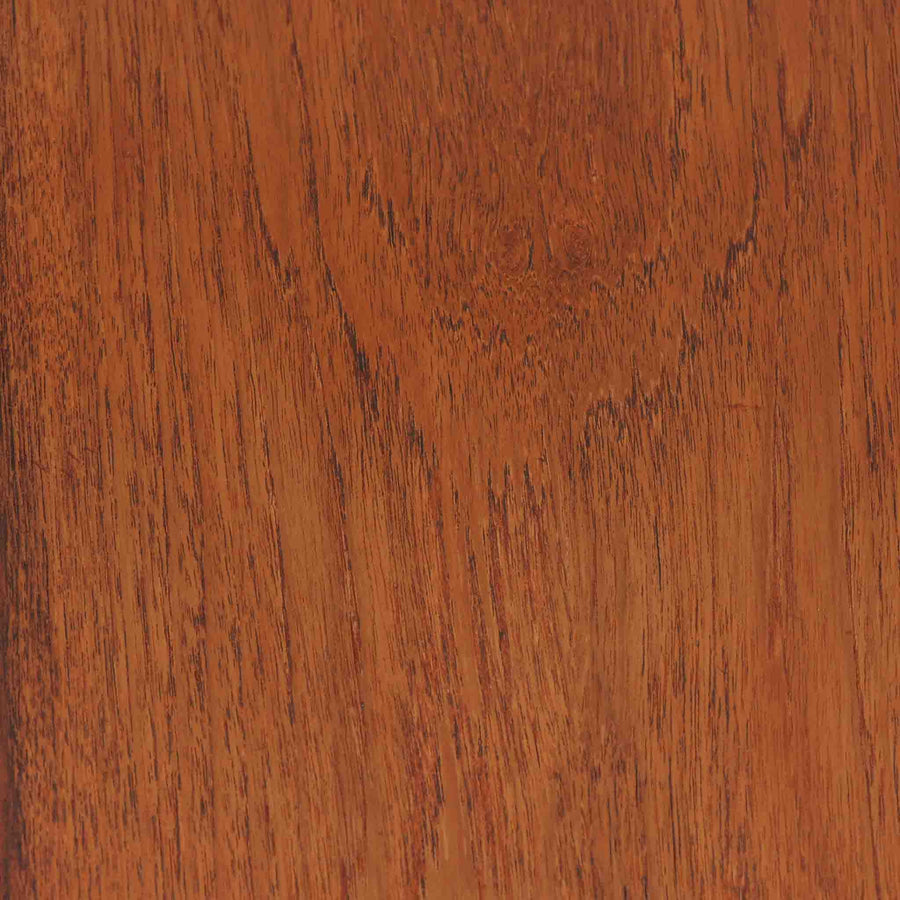 Hans J. Wegnerがデザインし、Fritz Hansen社より発表されたFH4103チェアは、三角形に近い座面と滑らかな曲線を描く笠木が特徴の北欧ビンテージ家具です。フレームには堅牢なオーク材、座面には温かみあるチーク材を組み合わせ、素材のコントラストが美しいバランスを生み出しています。彫刻的なフォルムながら軽やかで実用的な構造は、ダイニングチェアとしてはもちろん、空間のアクセントピースとしても存在感を放ちます。経年による木肌の深い風合いが、ビンテージならではの魅力を引き立てています。