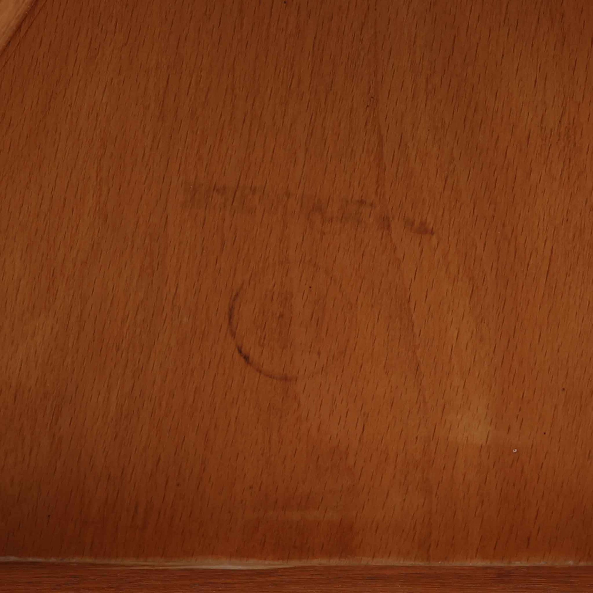 Hans J. Wegnerがデザインし、Fritz Hansen社より発表されたFH4103チェアは、三角形に近い座面と滑らかな曲線を描く笠木が特徴の北欧ビンテージ家具です。フレームには堅牢なオーク材、座面には温かみあるチーク材を組み合わせ、素材のコントラストが美しいバランスを生み出しています。彫刻的なフォルムながら軽やかで実用的な構造は、ダイニングチェアとしてはもちろん、空間のアクセントピースとしても存在感を放ちます。経年による木肌の深い風合いが、ビンテージならではの魅力を引き立てています。