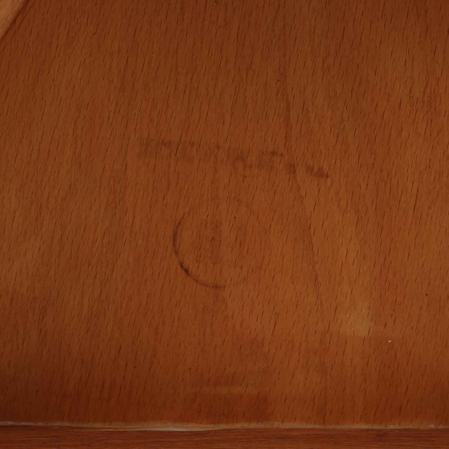 Hans J. Wegnerがデザインし、Fritz Hansen社より発表されたFH4103チェアは、三角形に近い座面と滑らかな曲線を描く笠木が特徴の北欧ビンテージ家具です。フレームには堅牢なオーク材、座面には温かみあるチーク材を組み合わせ、素材のコントラストが美しいバランスを生み出しています。彫刻的なフォルムながら軽やかで実用的な構造は、ダイニングチェアとしてはもちろん、空間のアクセントピースとしても存在感を放ちます。経年による木肌の深い風合いが、ビンテージならではの魅力を引き立てています。