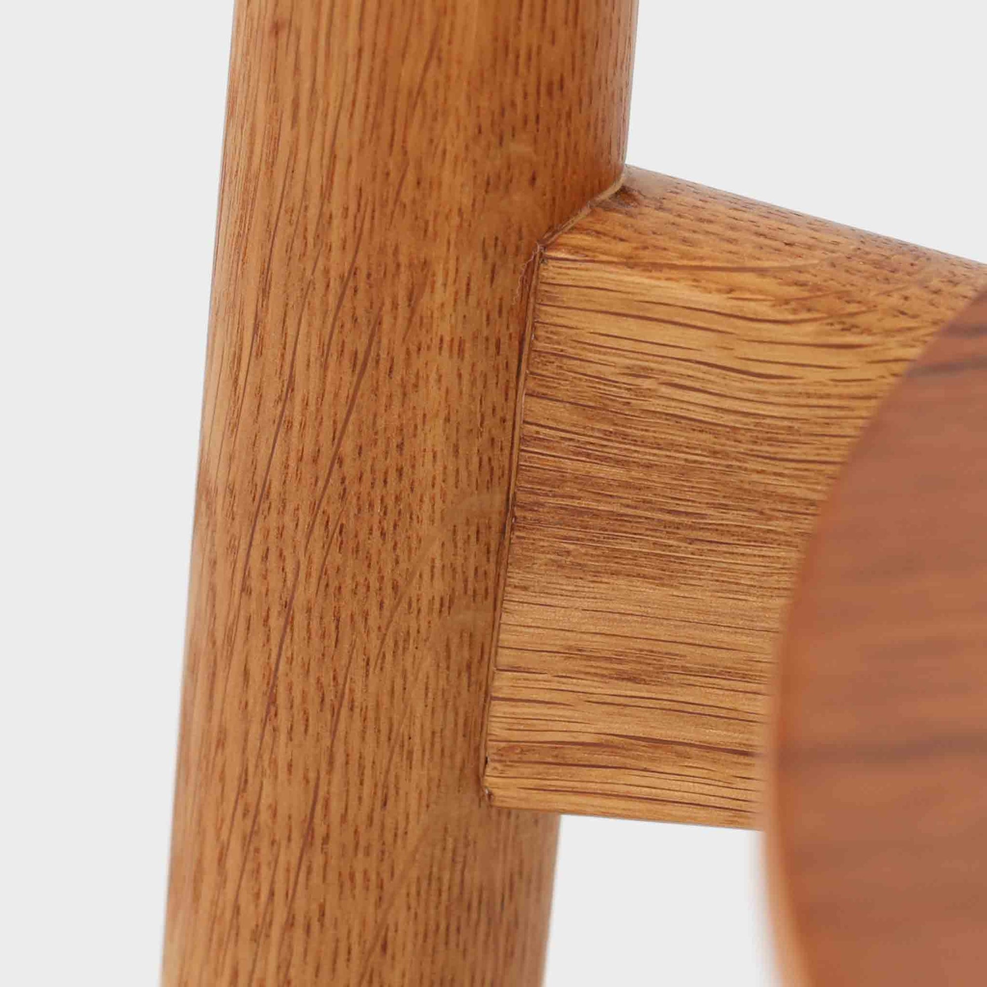 Hans J. Wegnerがデザインし、Fritz Hansen社より発表されたFH4103チェアは、三角形に近い座面と滑らかな曲線を描く笠木が特徴の北欧ビンテージ家具です。フレームには堅牢なオーク材、座面には温かみあるチーク材を組み合わせ、素材のコントラストが美しいバランスを生み出しています。彫刻的なフォルムながら軽やかで実用的な構造は、ダイニングチェアとしてはもちろん、空間のアクセントピースとしても存在感を放ちます。経年による木肌の深い風合いが、ビンテージならではの魅力を引き立てています。