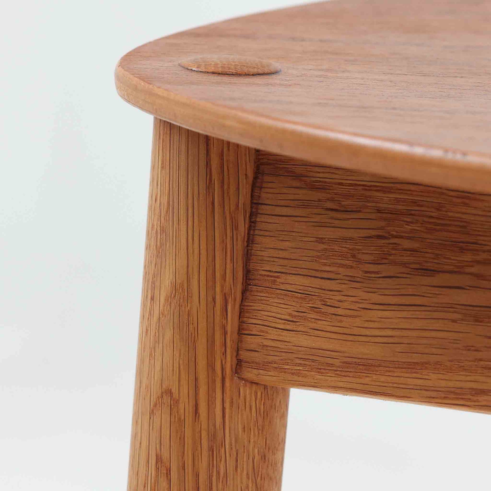 Hans J. Wegnerがデザインし、Fritz Hansen社より発表されたFH4103チェアは、三角形に近い座面と滑らかな曲線を描く笠木が特徴の北欧ビンテージ家具です。フレームには堅牢なオーク材、座面には温かみあるチーク材を組み合わせ、素材のコントラストが美しいバランスを生み出しています。彫刻的なフォルムながら軽やかで実用的な構造は、ダイニングチェアとしてはもちろん、空間のアクセントピースとしても存在感を放ちます。経年による木肌の深い風合いが、ビンテージならではの魅力を引き立てています。