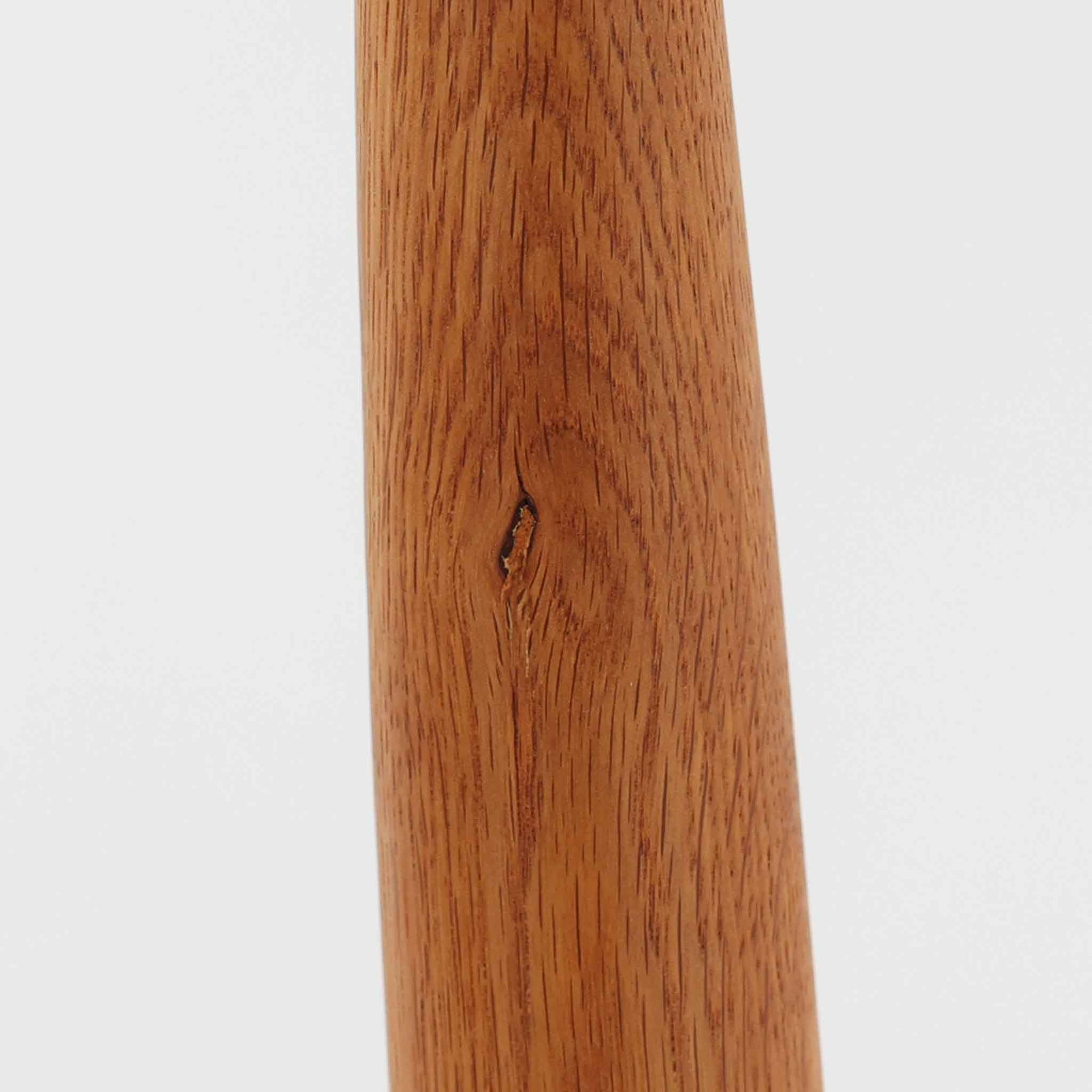 Hans J. Wegnerがデザインし、Fritz Hansen社より発表されたFH4103チェアは、三角形に近い座面と滑らかな曲線を描く笠木が特徴の北欧ビンテージ家具です。フレームには堅牢なオーク材、座面には温かみあるチーク材を組み合わせ、素材のコントラストが美しいバランスを生み出しています。彫刻的なフォルムながら軽やかで実用的な構造は、ダイニングチェアとしてはもちろん、空間のアクセントピースとしても存在感を放ちます。経年による木肌の深い風合いが、ビンテージならではの魅力を引き立てています。