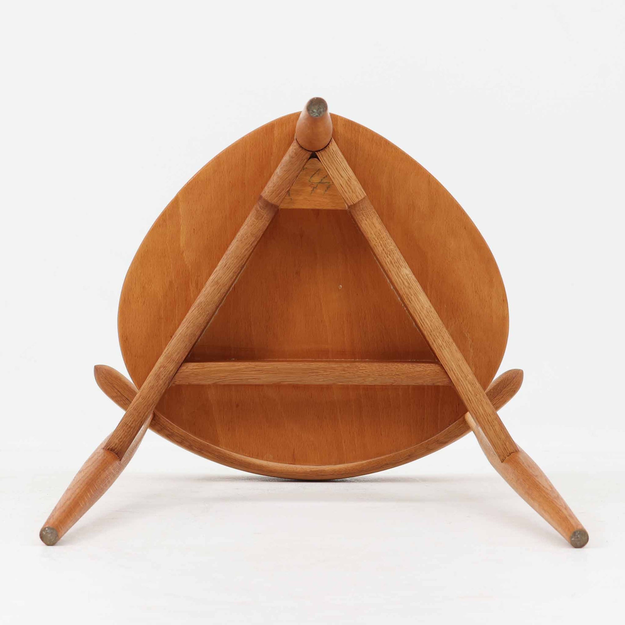 Hans J. Wegnerがデザインし、Fritz Hansen社より発表されたFH4103チェアは、三角形に近い座面と滑らかな曲線を描く笠木が特徴の北欧ビンテージ家具です。フレームには堅牢なオーク材、座面には温かみあるチーク材を組み合わせ、素材のコントラストが美しいバランスを生み出しています。彫刻的なフォルムながら軽やかで実用的な構造は、ダイニングチェアとしてはもちろん、空間のアクセントピースとしても存在感を放ちます。経年による木肌の深い風合いが、ビンテージならではの魅力を引き立てています。