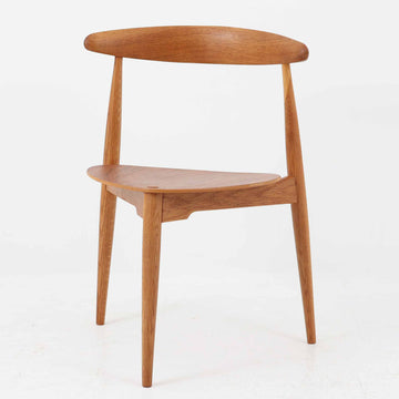 Hans J. Wegnerがデザインし、Fritz Hansen社より発表されたFH4103チェアは、三角形に近い座面と滑らかな曲線を描く笠木が特徴の北欧ビンテージ家具です。フレームには堅牢なオーク材、座面には温かみあるチーク材を組み合わせ、素材のコントラストが美しいバランスを生み出しています。彫刻的なフォルムながら軽やかで実用的な構造は、ダイニングチェアとしてはもちろん、空間のアクセントピースとしても存在感を放ちます。経年による木肌の深い風合いが、ビンテージならではの魅力を引き立てています。