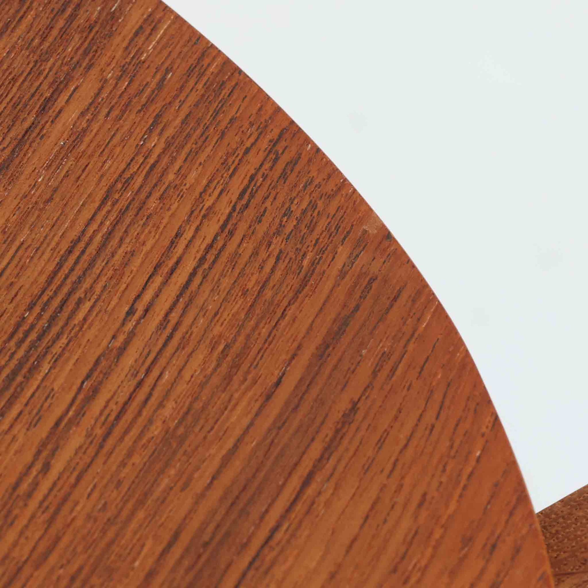 Hans J. Wegnerがデザインし、Fritz Hansen社より発表されたFH4103チェアは、三角形に近い座面と滑らかな曲線を描く笠木が特徴の北欧ビンテージ家具です。フレームには堅牢なオーク材、座面には温かみあるチーク材を組み合わせ、素材のコントラストが美しいバランスを生み出しています。彫刻的なフォルムながら軽やかで実用的な構造は、ダイニングチェアとしてはもちろん、空間のアクセントピースとしても存在感を放ちます。経年による木肌の深い風合いが、ビンテージならではの魅力を引き立てています。