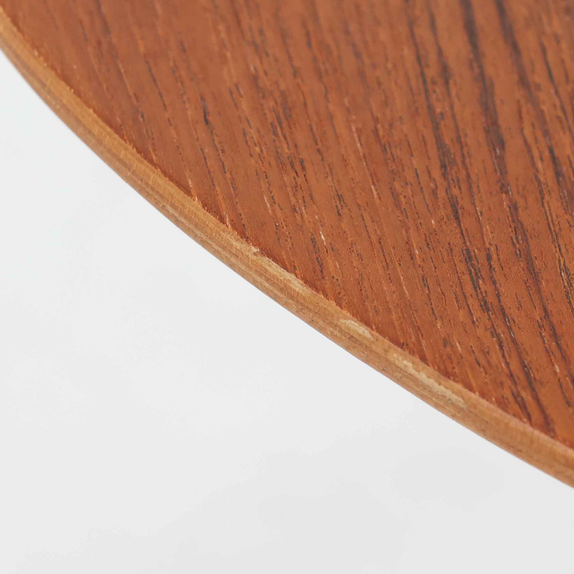 Hans J. Wegnerがデザインし、Fritz Hansen社より発表されたFH4103チェアは、三角形に近い座面と滑らかな曲線を描く笠木が特徴の北欧ビンテージ家具です。フレームには堅牢なオーク材、座面には温かみあるチーク材を組み合わせ、素材のコントラストが美しいバランスを生み出しています。彫刻的なフォルムながら軽やかで実用的な構造は、ダイニングチェアとしてはもちろん、空間のアクセントピースとしても存在感を放ちます。経年による木肌の深い風合いが、ビンテージならではの魅力を引き立てています。