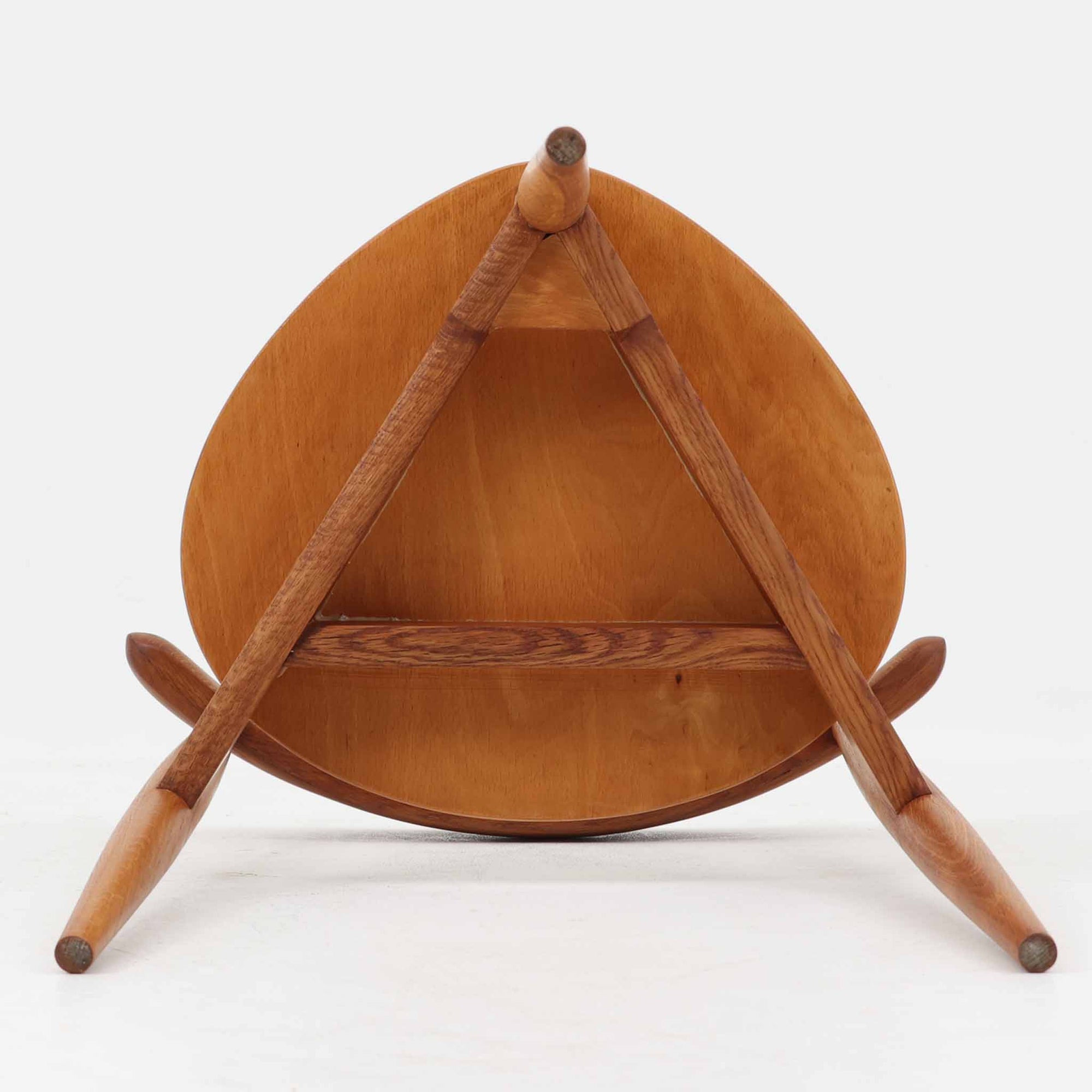 Hans J. Wegnerがデザインし、Fritz Hansen社より発表されたFH4103チェアは、三角形に近い座面と滑らかな曲線を描く笠木が特徴の北欧ビンテージ家具です。フレームには堅牢なオーク材、座面には温かみあるチーク材を組み合わせ、素材のコントラストが美しいバランスを生み出しています。彫刻的なフォルムながら軽やかで実用的な構造は、ダイニングチェアとしてはもちろん、空間のアクセントピースとしても存在感を放ちます。経年による木肌の深い風合いが、ビンテージならではの魅力を引き立てています。