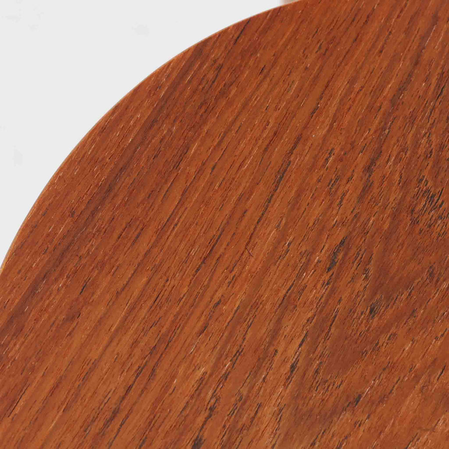 Hans J. Wegnerがデザインし、Fritz Hansen社より発表されたFH4103チェアは、三角形に近い座面と滑らかな曲線を描く笠木が特徴の北欧ビンテージ家具です。フレームには堅牢なオーク材、座面には温かみあるチーク材を組み合わせ、素材のコントラストが美しいバランスを生み出しています。彫刻的なフォルムながら軽やかで実用的な構造は、ダイニングチェアとしてはもちろん、空間のアクセントピースとしても存在感を放ちます。経年による木肌の深い風合いが、ビンテージならではの魅力を引き立てています。