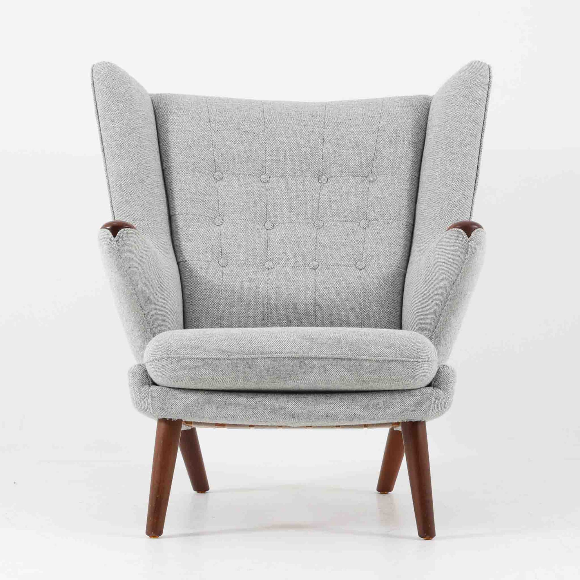 Hans J. Wegnerによってデザインされ、AP Stolen社より製造された名作AP-19、通称「ベアチェア」は、その名の通り熊が抱きかかえるような形状のアームが特徴のシングルソファです。張りぐるみのシートを支えるチーク材の脚部は、繊細さと力強さを兼ね備えた見事な造形で、ウェグナーらしい有機的なフォルムと高い快適性が融合した一台です。張地にはグレー系のファブリックを使用し、空間に馴染みやすい落ち着いた印象に仕上げられています。名作ゆえに現存数も限られ、ビンテージ市場でも高い評価を受ける希少な逸品です。