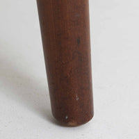 Hans J. Wegnerによってデザインされ、AP Stolen社より製造された名作AP-19、通称「ベアチェア」は、その名の通り熊が抱きかかえるような形状のアームが特徴のシングルソファです。張りぐるみのシートを支えるチーク材の脚部は、繊細さと力強さを兼ね備えた見事な造形で、ウェグナーらしい有機的なフォルムと高い快適性が融合した一台です。張地にはグレー系のファブリックを使用し、空間に馴染みやすい落ち着いた印象に仕上げられています。名作ゆえに現存数も限られ、ビンテージ市場でも高い評価を受ける希少な逸品です。