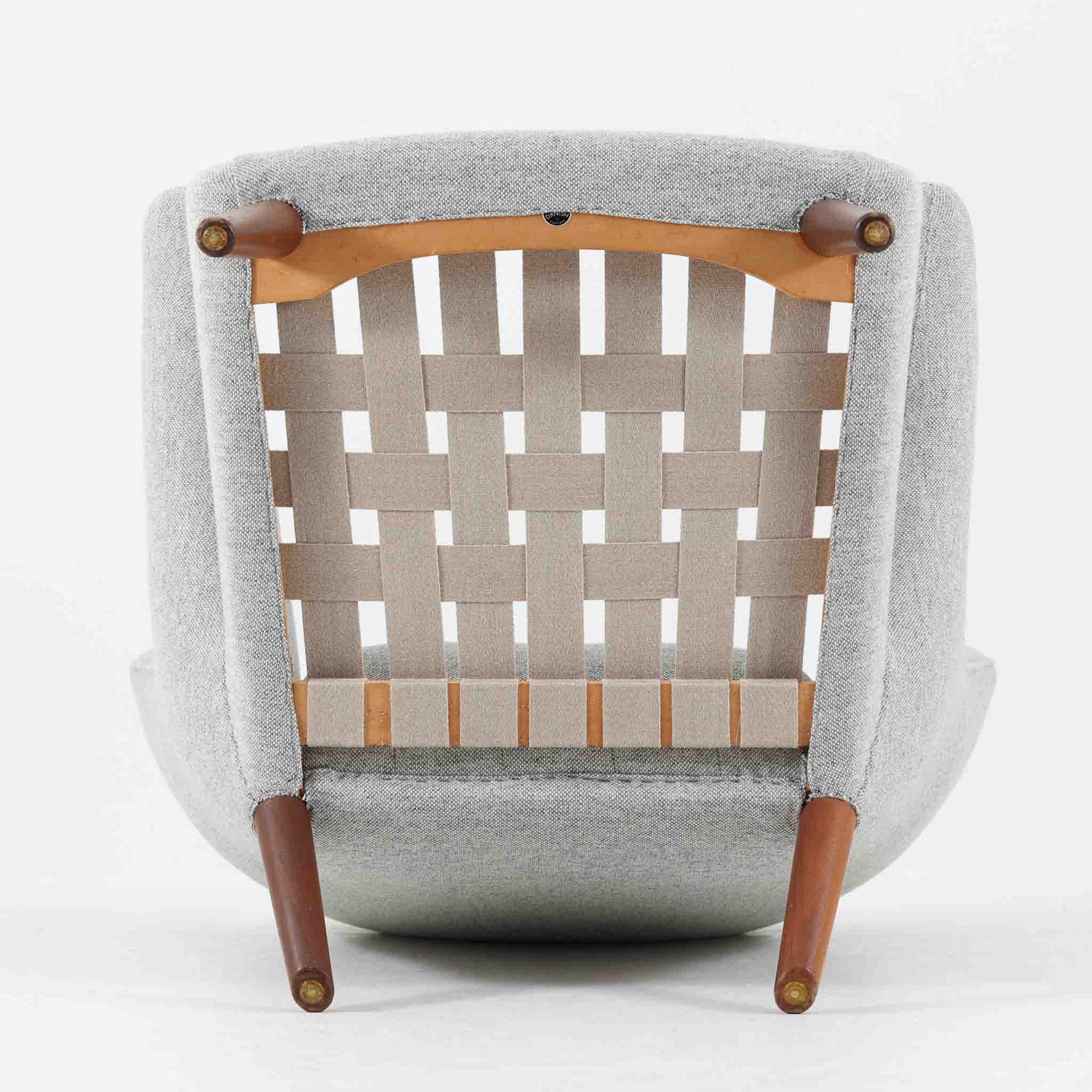 Hans J. Wegnerによってデザインされ、AP Stolen社より製造された名作AP-19、通称「ベアチェア」は、その名の通り熊が抱きかかえるような形状のアームが特徴のシングルソファです。張りぐるみのシートを支えるチーク材の脚部は、繊細さと力強さを兼ね備えた見事な造形で、ウェグナーらしい有機的なフォルムと高い快適性が融合した一台です。張地にはグレー系のファブリックを使用し、空間に馴染みやすい落ち着いた印象に仕上げられています。名作ゆえに現存数も限られ、ビンテージ市場でも高い評価を受ける希少な逸品です。