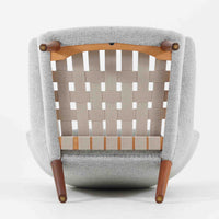 Hans J. Wegnerによってデザインされ、AP Stolen社より製造された名作AP-19、通称「ベアチェア」は、その名の通り熊が抱きかかえるような形状のアームが特徴のシングルソファです。張りぐるみのシートを支えるチーク材の脚部は、繊細さと力強さを兼ね備えた見事な造形で、ウェグナーらしい有機的なフォルムと高い快適性が融合した一台です。張地にはグレー系のファブリックを使用し、空間に馴染みやすい落ち着いた印象に仕上げられています。名作ゆえに現存数も限られ、ビンテージ市場でも高い評価を受ける希少な逸品です。