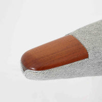 Hans J. Wegnerによってデザインされ、AP Stolen社より製造された名作AP-19、通称「ベアチェア」は、その名の通り熊が抱きかかえるような形状のアームが特徴のシングルソファです。張りぐるみのシートを支えるチーク材の脚部は、繊細さと力強さを兼ね備えた見事な造形で、ウェグナーらしい有機的なフォルムと高い快適性が融合した一台です。張地にはグレー系のファブリックを使用し、空間に馴染みやすい落ち着いた印象に仕上げられています。名作ゆえに現存数も限られ、ビンテージ市場でも高い評価を受ける希少な逸品です。