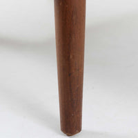 Hans J. Wegnerによってデザインされ、AP Stolen社より製造された名作AP-19、通称「ベアチェア」は、その名の通り熊が抱きかかえるような形状のアームが特徴のシングルソファです。張りぐるみのシートを支えるチーク材の脚部は、繊細さと力強さを兼ね備えた見事な造形で、ウェグナーらしい有機的なフォルムと高い快適性が融合した一台です。張地にはグレー系のファブリックを使用し、空間に馴染みやすい落ち着いた印象に仕上げられています。名作ゆえに現存数も限られ、ビンテージ市場でも高い評価を受ける希少な逸品です。