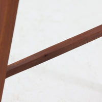 こちらのソーイングボックスは、チーク材とビーチ材を組み合わせた軽やかな構成が魅力の北欧ビンテージ品で、トップのフラップを開くと段違いに展開するトレイと下段の引き出しが現れる優れた収納構造を備え、裁縫道具や小物を効率よく整理できます。柔らかく曲げられた左右のビーチ材の持ち手がアクセントとなり、職人技の感じられる繊細な作りと経年で深まった木肌の風合いが空間に温かな存在感をもたらします。リビングやワークスペースのサイドテーブルとしても実用的にお使いいただけます。