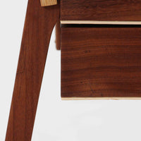 こちらのソーイングボックスは、チーク材とビーチ材を組み合わせた軽やかな構成が魅力の北欧ビンテージ品で、トップのフラップを開くと段違いに展開するトレイと下段の引き出しが現れる優れた収納構造を備え、裁縫道具や小物を効率よく整理できます。柔らかく曲げられた左右のビーチ材の持ち手がアクセントとなり、職人技の感じられる繊細な作りと経年で深まった木肌の風合いが空間に温かな存在感をもたらします。リビングやワークスペースのサイドテーブルとしても実用的にお使いいただけます。