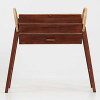 こちらのソーイングボックスは、チーク材とビーチ材を組み合わせた軽やかな構成が魅力の北欧ビンテージ品で、トップのフラップを開くと段違いに展開するトレイと下段の引き出しが現れる優れた収納構造を備え、裁縫道具や小物を効率よく整理できます。柔らかく曲げられた左右のビーチ材の持ち手がアクセントとなり、職人技の感じられる繊細な作りと経年で深まった木肌の風合いが空間に温かな存在感をもたらします。リビングやワークスペースのサイドテーブルとしても実用的にお使いいただけます。