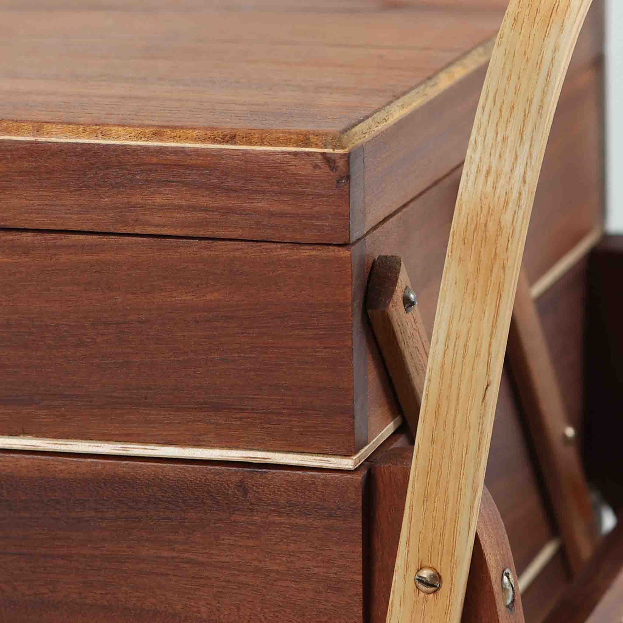 こちらのソーイングボックスは、チーク材とビーチ材を組み合わせた軽やかな構成が魅力の北欧ビンテージ品で、トップのフラップを開くと段違いに展開するトレイと下段の引き出しが現れる優れた収納構造を備え、裁縫道具や小物を効率よく整理できます。柔らかく曲げられた左右のビーチ材の持ち手がアクセントとなり、職人技の感じられる繊細な作りと経年で深まった木肌の風合いが空間に温かな存在感をもたらします。リビングやワークスペースのサイドテーブルとしても実用的にお使いいただけます。