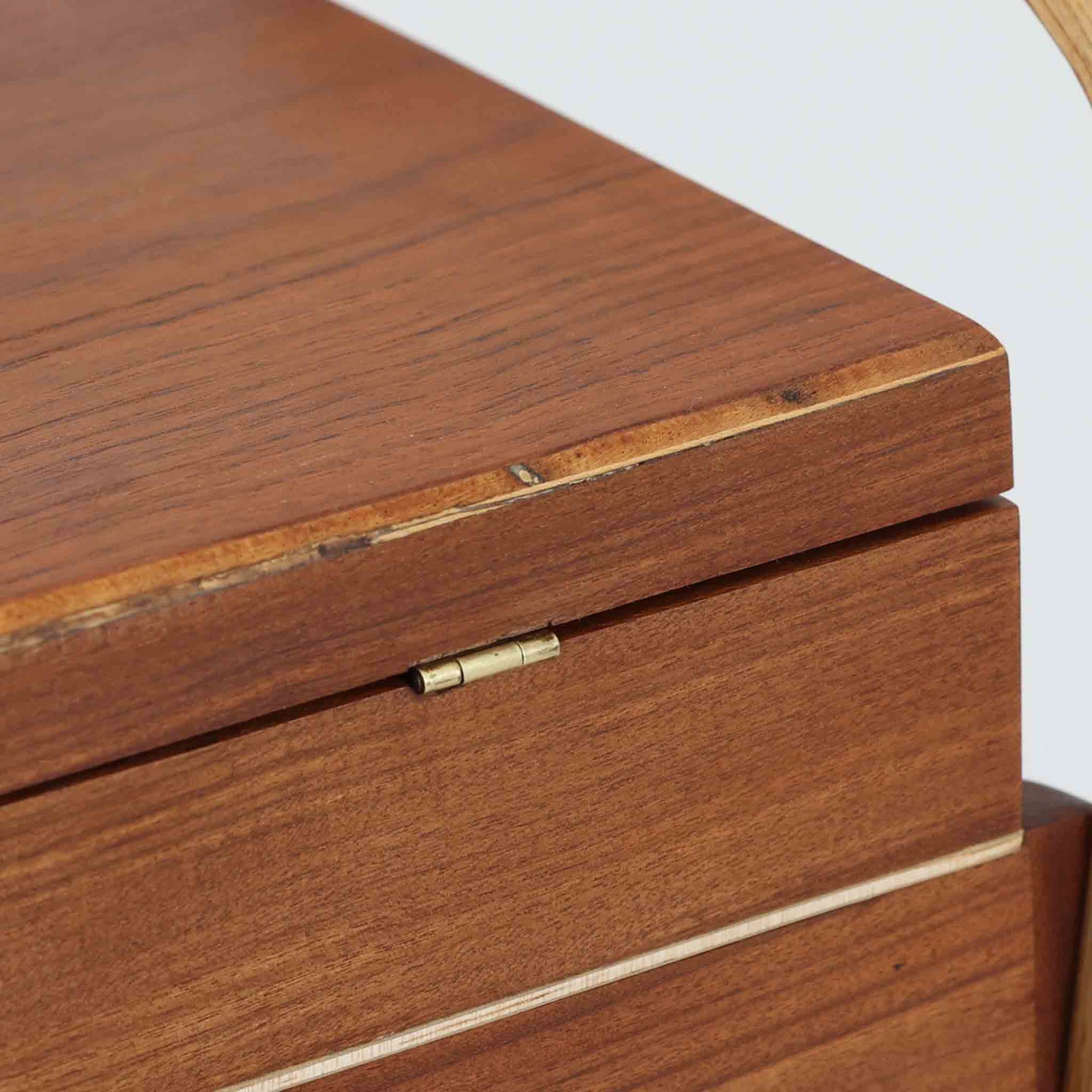 こちらのソーイングボックスは、チーク材とビーチ材を組み合わせた軽やかな構成が魅力の北欧ビンテージ品で、トップのフラップを開くと段違いに展開するトレイと下段の引き出しが現れる優れた収納構造を備え、裁縫道具や小物を効率よく整理できます。柔らかく曲げられた左右のビーチ材の持ち手がアクセントとなり、職人技の感じられる繊細な作りと経年で深まった木肌の風合いが空間に温かな存在感をもたらします。リビングやワークスペースのサイドテーブルとしても実用的にお使いいただけます。