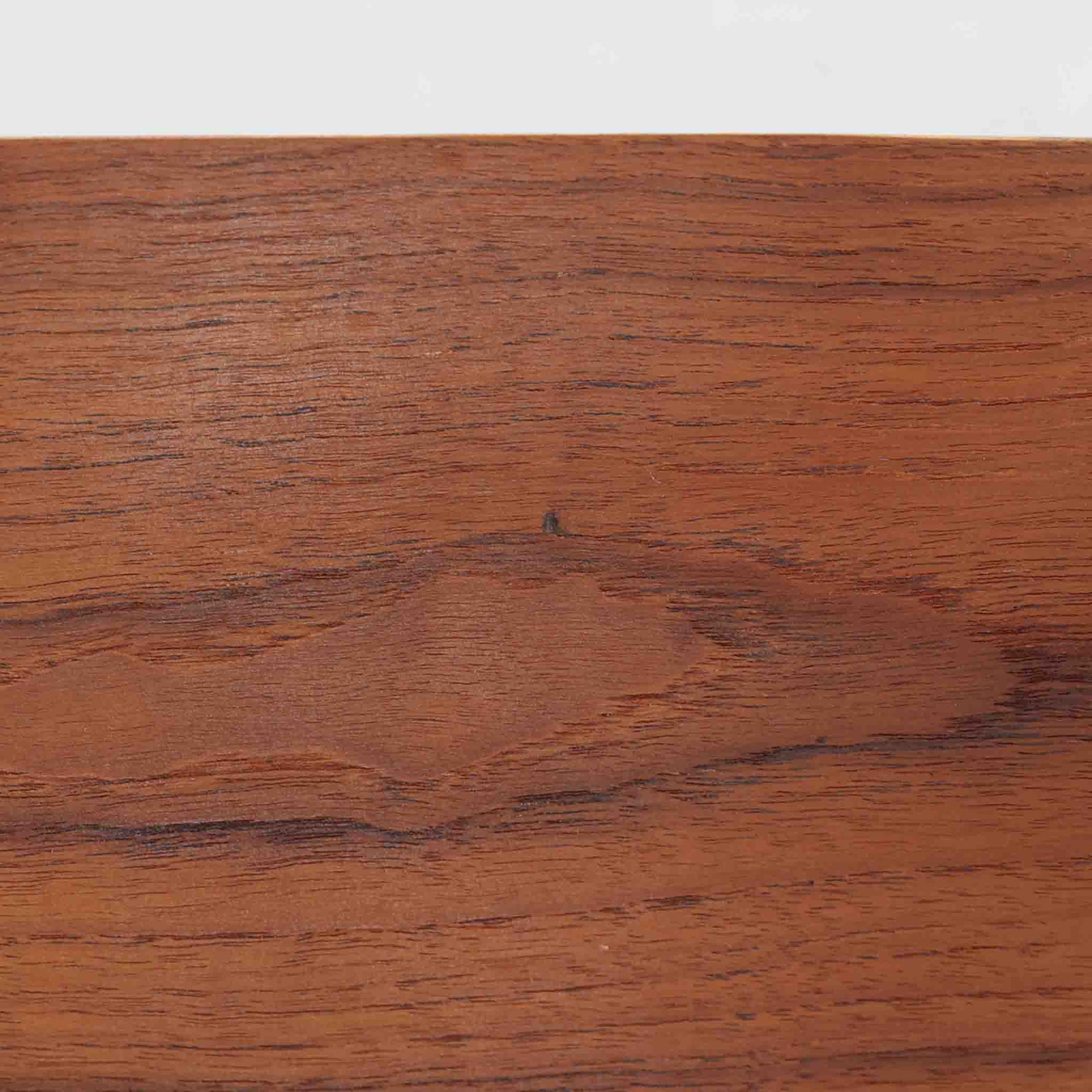 こちらのソーイングボックスは、チーク材とビーチ材を組み合わせた軽やかな構成が魅力の北欧ビンテージ品で、トップのフラップを開くと段違いに展開するトレイと下段の引き出しが現れる優れた収納構造を備え、裁縫道具や小物を効率よく整理できます。柔らかく曲げられた左右のビーチ材の持ち手がアクセントとなり、職人技の感じられる繊細な作りと経年で深まった木肌の風合いが空間に温かな存在感をもたらします。リビングやワークスペースのサイドテーブルとしても実用的にお使いいただけます。