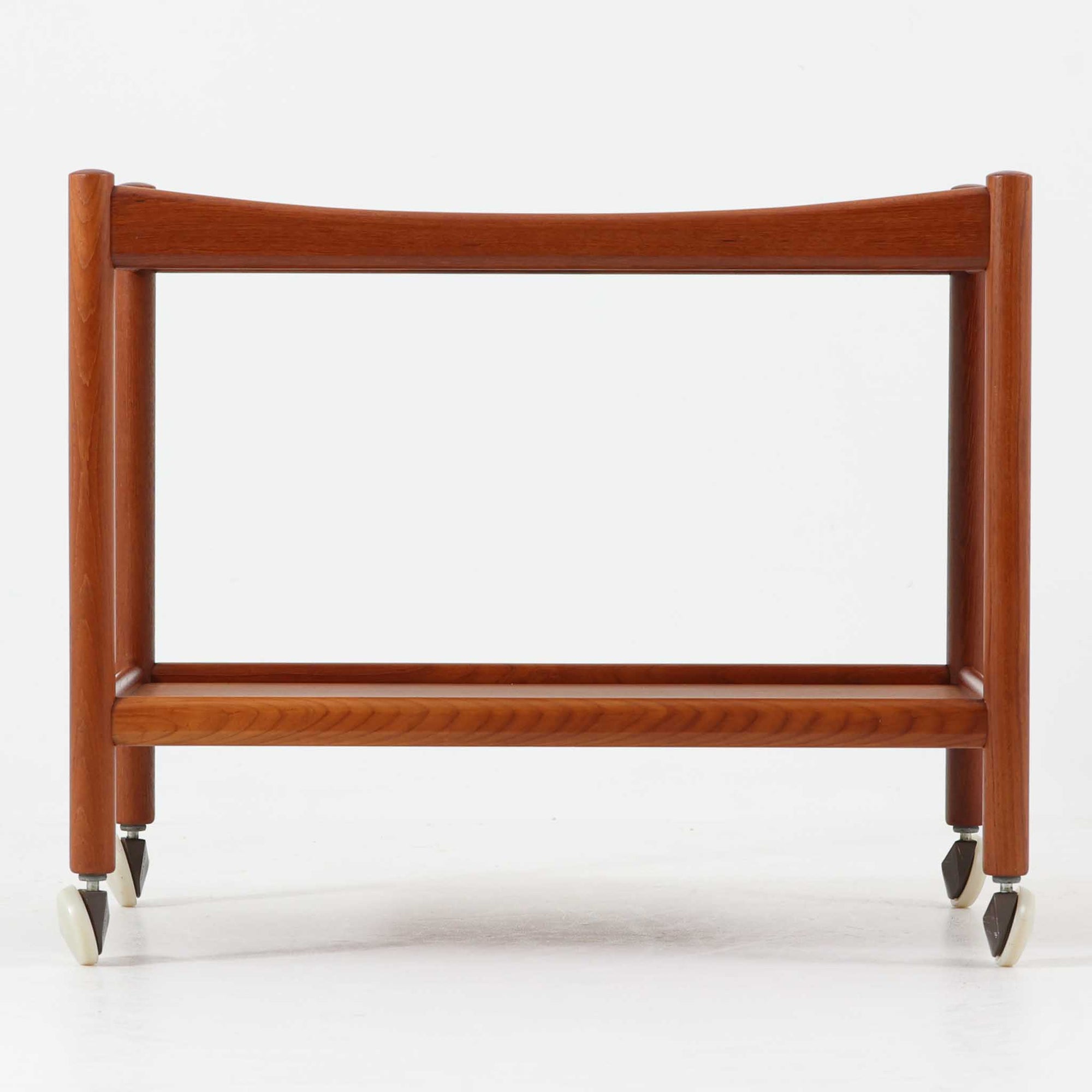 Hans J. Wegnerがデザインし、Andreas Tuck社より製造されたキャスターワゴン「AT45」は、チーク材の豊かな表情と機能美が融合した北欧ビンテージの逸品です。両サイドには持ち運びに便利な取っ手が付き、脚先にはスムーズに動くキャスターを備えているため、サービングや配膳台として活躍します。緩やかな曲線を描くフレームと丁寧な仕上げに、ウェグナーらしい美意識が宿る一台です。