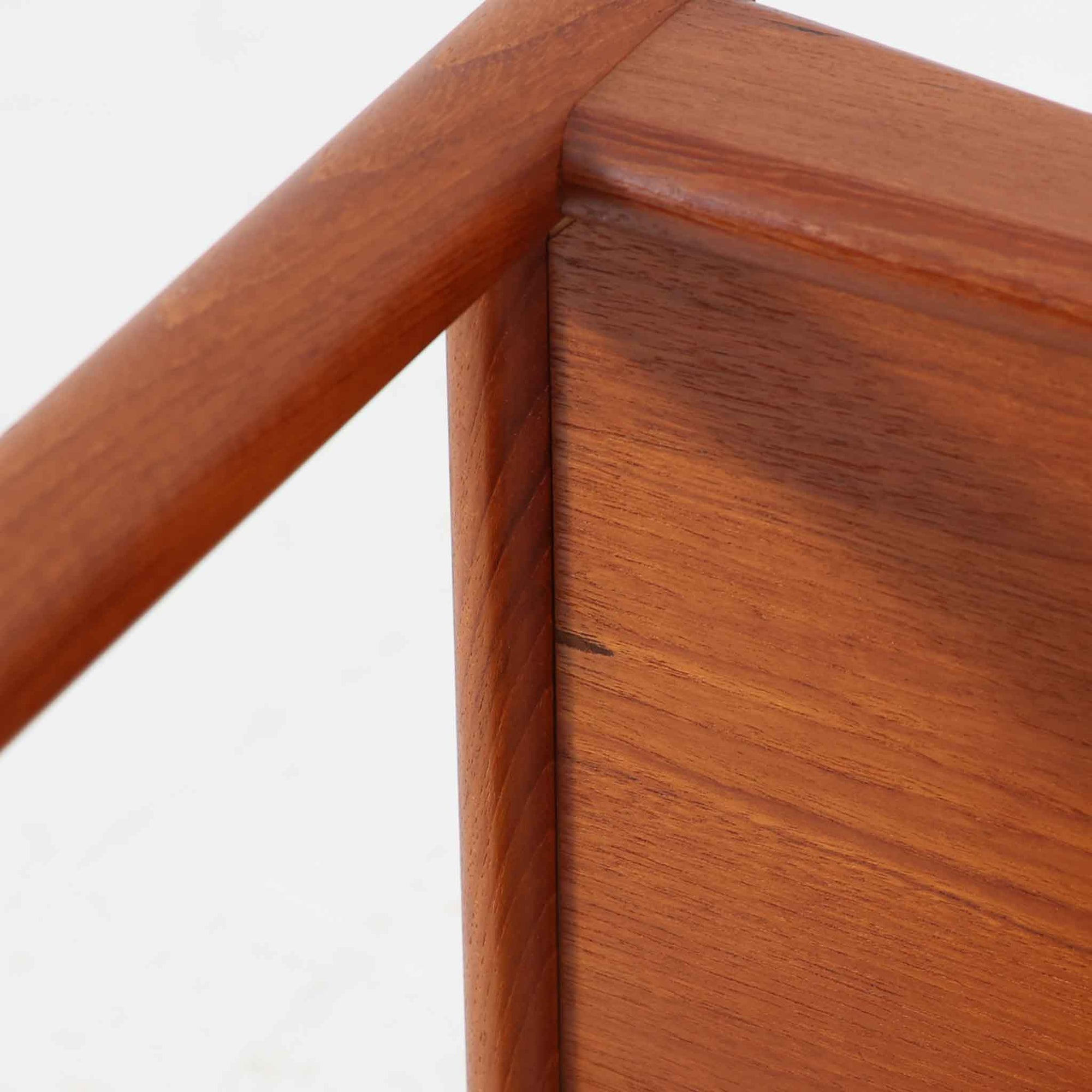 Hans J. Wegnerがデザインし、Andreas Tuck社より製造されたキャスターワゴン「AT45」は、チーク材の豊かな表情と機能美が融合した北欧ビンテージの逸品です。両サイドには持ち運びに便利な取っ手が付き、脚先にはスムーズに動くキャスターを備えているため、サービングや配膳台として活躍します。緩やかな曲線を描くフレームと丁寧な仕上げに、ウェグナーらしい美意識が宿る一台です。