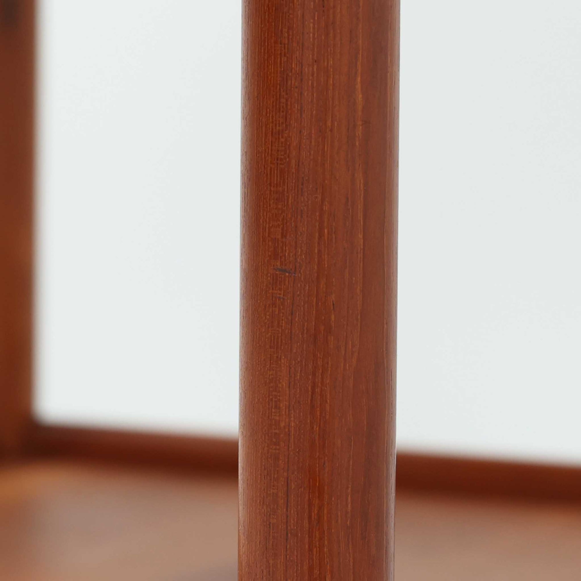 Hans J. Wegnerがデザインし、Andreas Tuck社より製造されたキャスターワゴン「AT45」は、チーク材の豊かな表情と機能美が融合した北欧ビンテージの逸品です。両サイドには持ち運びに便利な取っ手が付き、脚先にはスムーズに動くキャスターを備えているため、サービングや配膳台として活躍します。緩やかな曲線を描くフレームと丁寧な仕上げに、ウェグナーらしい美意識が宿る一台です。