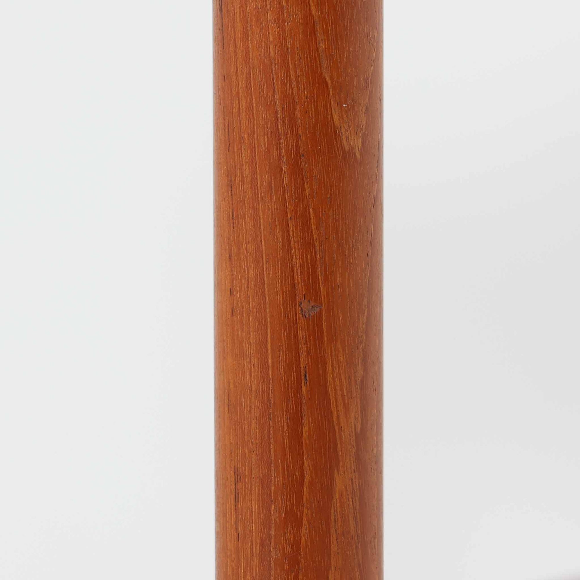 Hans J. Wegnerがデザインし、Andreas Tuck社より製造されたキャスターワゴン「AT45」は、チーク材の豊かな表情と機能美が融合した北欧ビンテージの逸品です。両サイドには持ち運びに便利な取っ手が付き、脚先にはスムーズに動くキャスターを備えているため、サービングや配膳台として活躍します。緩やかな曲線を描くフレームと丁寧な仕上げに、ウェグナーらしい美意識が宿る一台です。