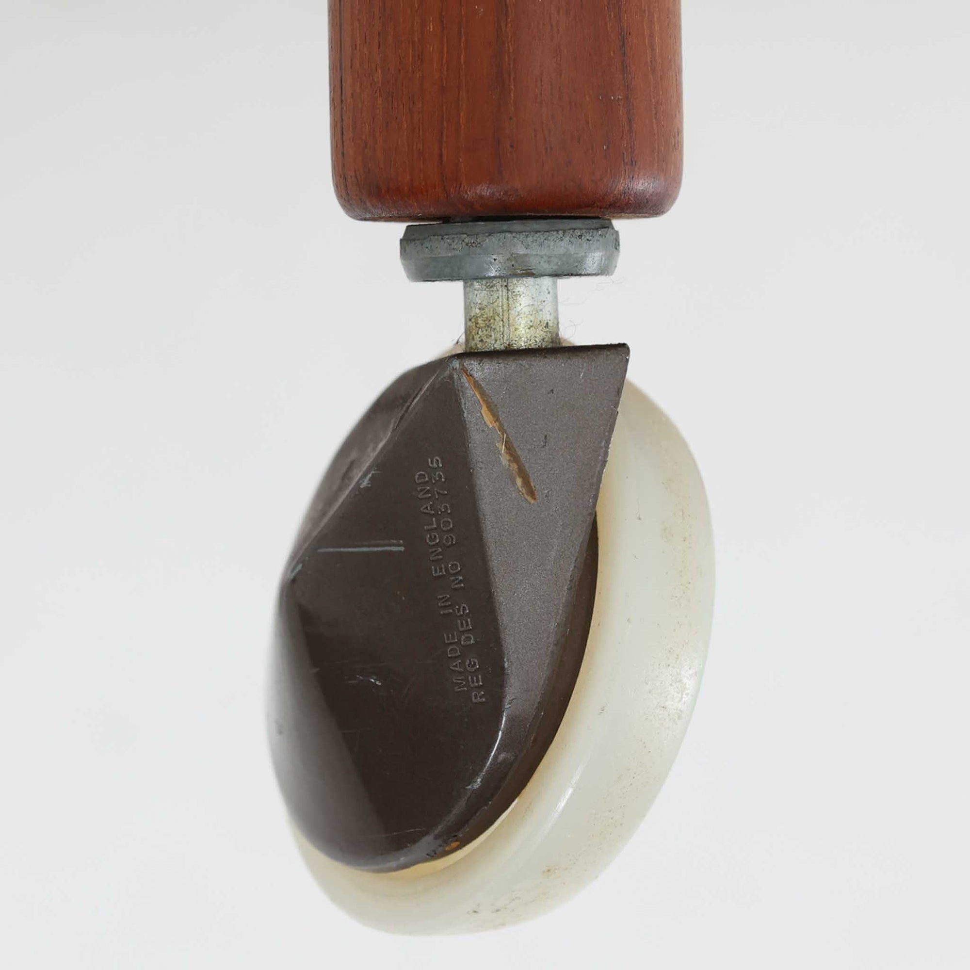 Hans J. Wegnerがデザインし、Andreas Tuck社より製造されたキャスターワゴン「AT45」は、チーク材の豊かな表情と機能美が融合した北欧ビンテージの逸品です。両サイドには持ち運びに便利な取っ手が付き、脚先にはスムーズに動くキャスターを備えているため、サービングや配膳台として活躍します。緩やかな曲線を描くフレームと丁寧な仕上げに、ウェグナーらしい美意識が宿る一台です。