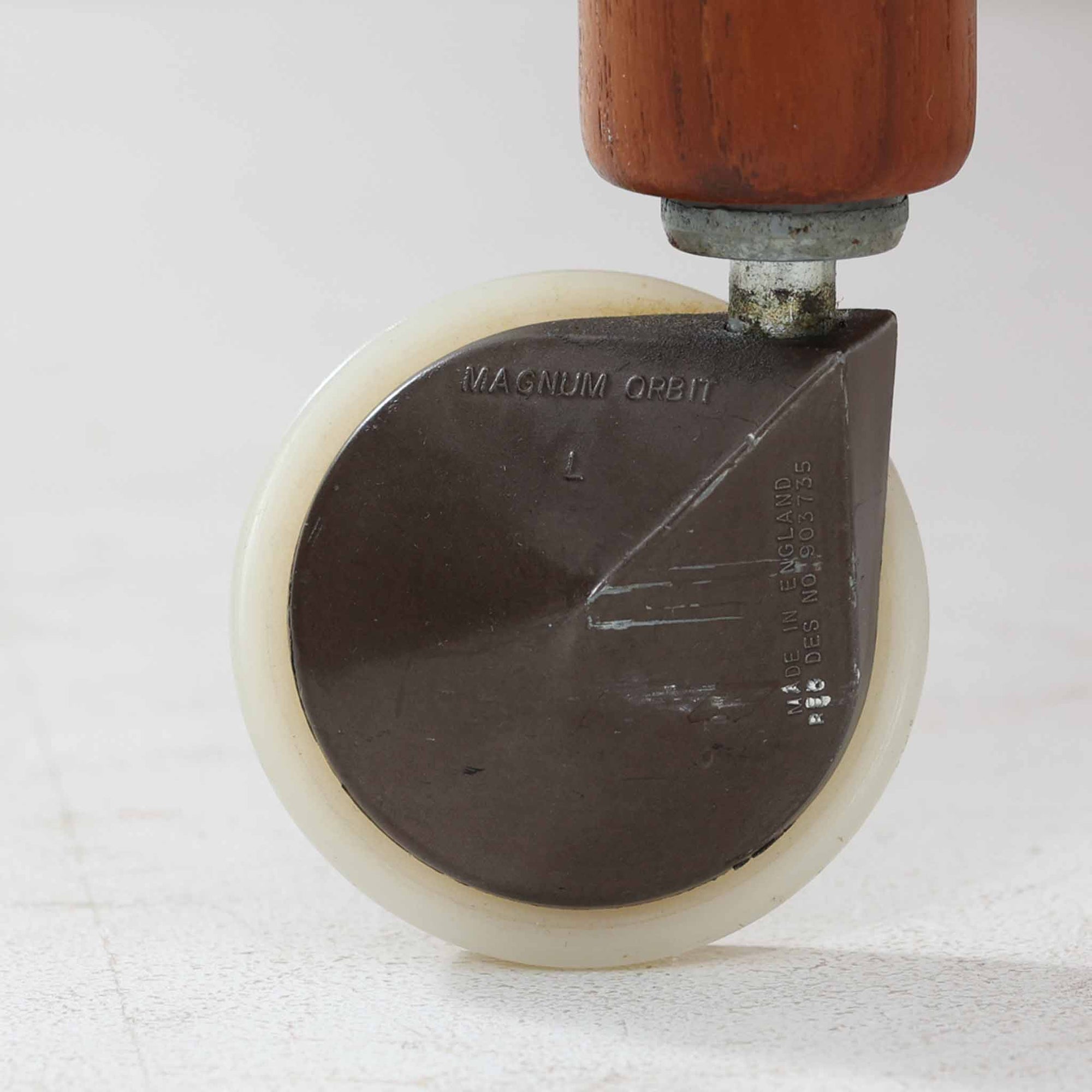 Hans J. Wegnerがデザインし、Andreas Tuck社より製造されたキャスターワゴン「AT45」は、チーク材の豊かな表情と機能美が融合した北欧ビンテージの逸品です。両サイドには持ち運びに便利な取っ手が付き、脚先にはスムーズに動くキャスターを備えているため、サービングや配膳台として活躍します。緩やかな曲線を描くフレームと丁寧な仕上げに、ウェグナーらしい美意識が宿る一台です。