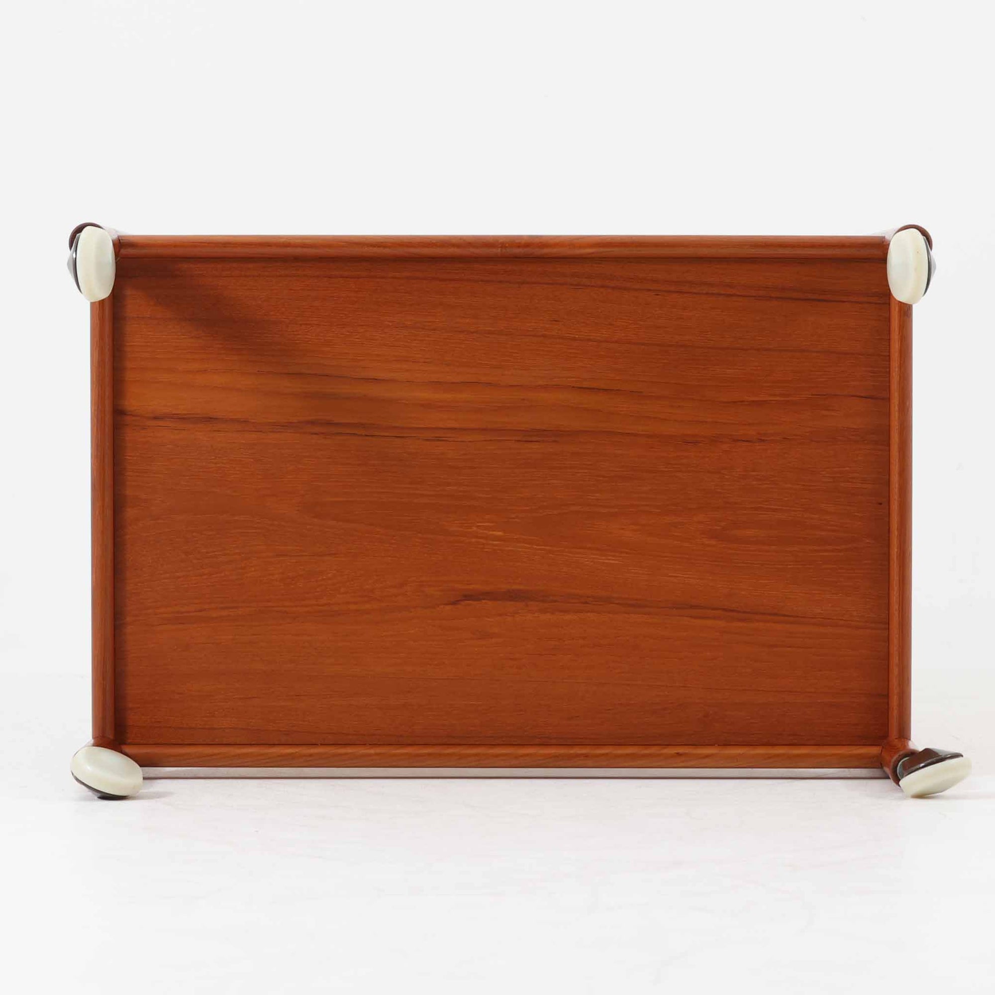 Hans J. Wegnerがデザインし、Andreas Tuck社より製造されたキャスターワゴン「AT45」は、チーク材の豊かな表情と機能美が融合した北欧ビンテージの逸品です。両サイドには持ち運びに便利な取っ手が付き、脚先にはスムーズに動くキャスターを備えているため、サービングや配膳台として活躍します。緩やかな曲線を描くフレームと丁寧な仕上げに、ウェグナーらしい美意識が宿る一台です。