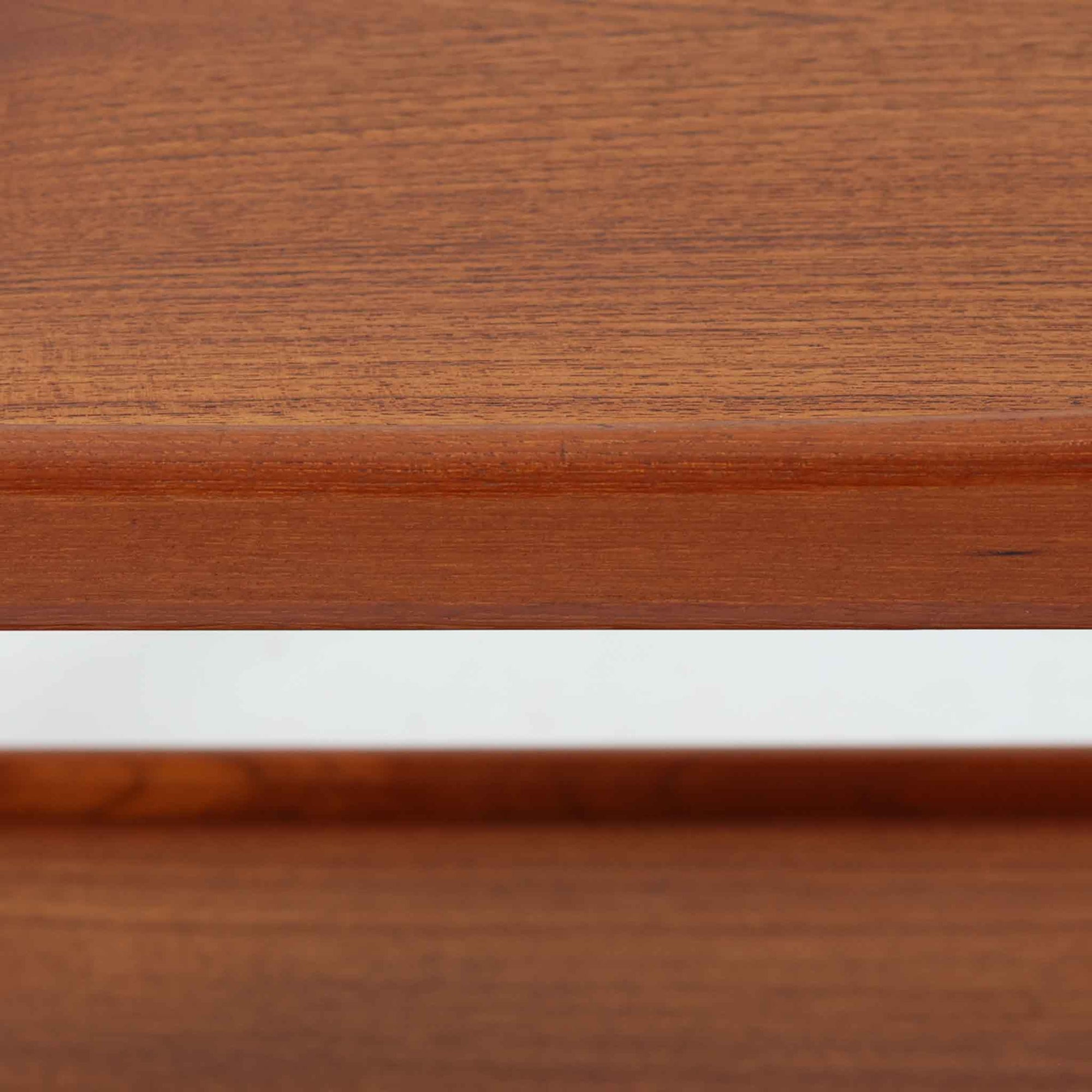 Hans J. Wegnerがデザインし、Andreas Tuck社より製造されたキャスターワゴン「AT45」は、チーク材の豊かな表情と機能美が融合した北欧ビンテージの逸品です。両サイドには持ち運びに便利な取っ手が付き、脚先にはスムーズに動くキャスターを備えているため、サービングや配膳台として活躍します。緩やかな曲線を描くフレームと丁寧な仕上げに、ウェグナーらしい美意識が宿る一台です。