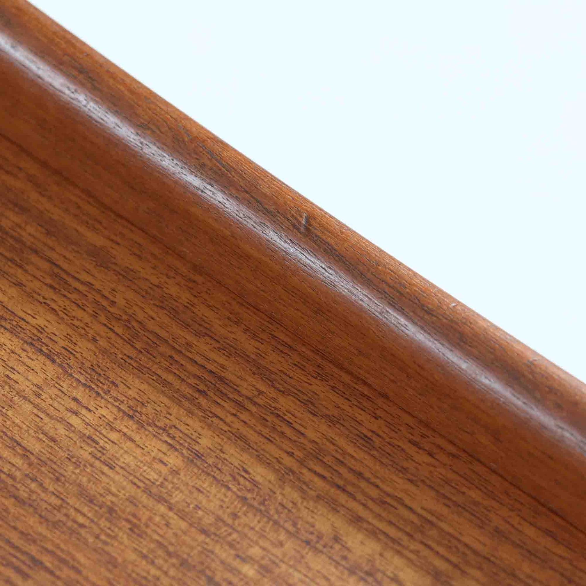 Hans J. Wegnerがデザインし、Andreas Tuck社より製造されたキャスターワゴン「AT45」は、チーク材の豊かな表情と機能美が融合した北欧ビンテージの逸品です。両サイドには持ち運びに便利な取っ手が付き、脚先にはスムーズに動くキャスターを備えているため、サービングや配膳台として活躍します。緩やかな曲線を描くフレームと丁寧な仕上げに、ウェグナーらしい美意識が宿る一台です。