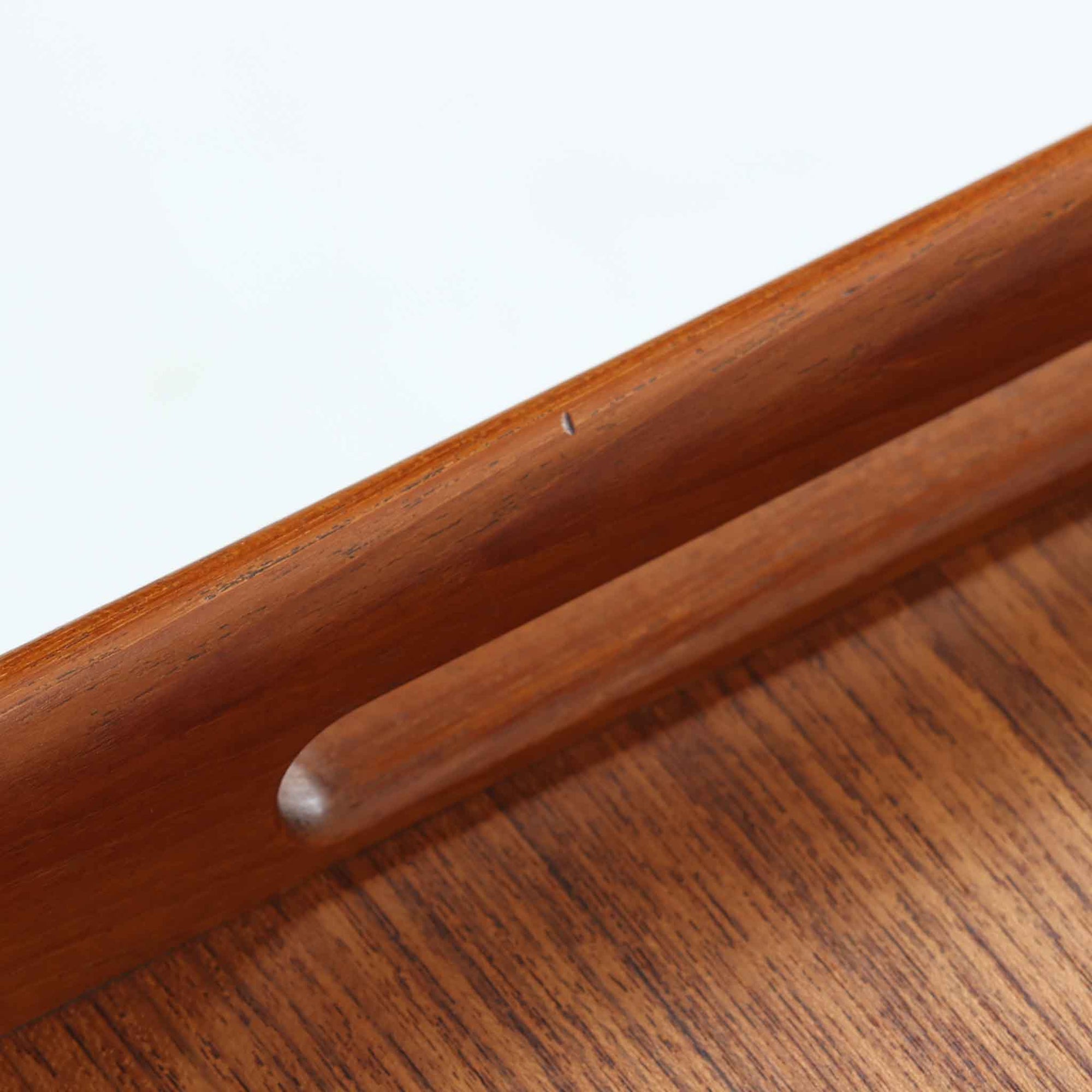 Hans J. Wegnerがデザインし、Andreas Tuck社より製造されたキャスターワゴン「AT45」は、チーク材の豊かな表情と機能美が融合した北欧ビンテージの逸品です。両サイドには持ち運びに便利な取っ手が付き、脚先にはスムーズに動くキャスターを備えているため、サービングや配膳台として活躍します。緩やかな曲線を描くフレームと丁寧な仕上げに、ウェグナーらしい美意識が宿る一台です。