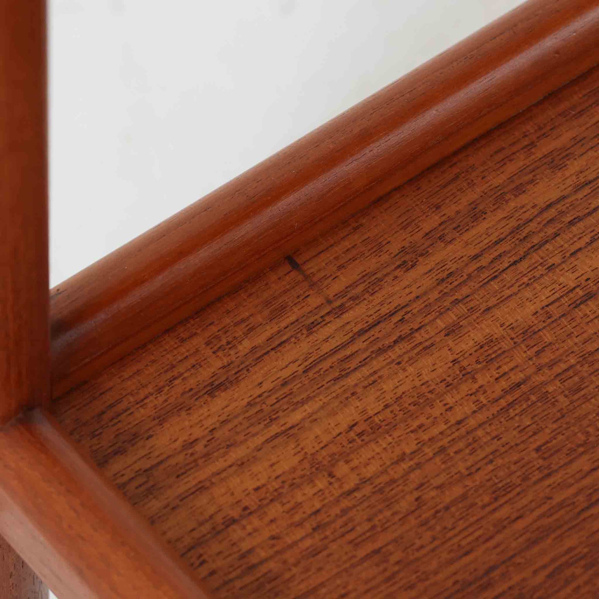 Hans J. Wegnerがデザインし、Andreas Tuck社より製造されたキャスターワゴン「AT45」は、チーク材の豊かな表情と機能美が融合した北欧ビンテージの逸品です。両サイドには持ち運びに便利な取っ手が付き、脚先にはスムーズに動くキャスターを備えているため、サービングや配膳台として活躍します。緩やかな曲線を描くフレームと丁寧な仕上げに、ウェグナーらしい美意識が宿る一台です。